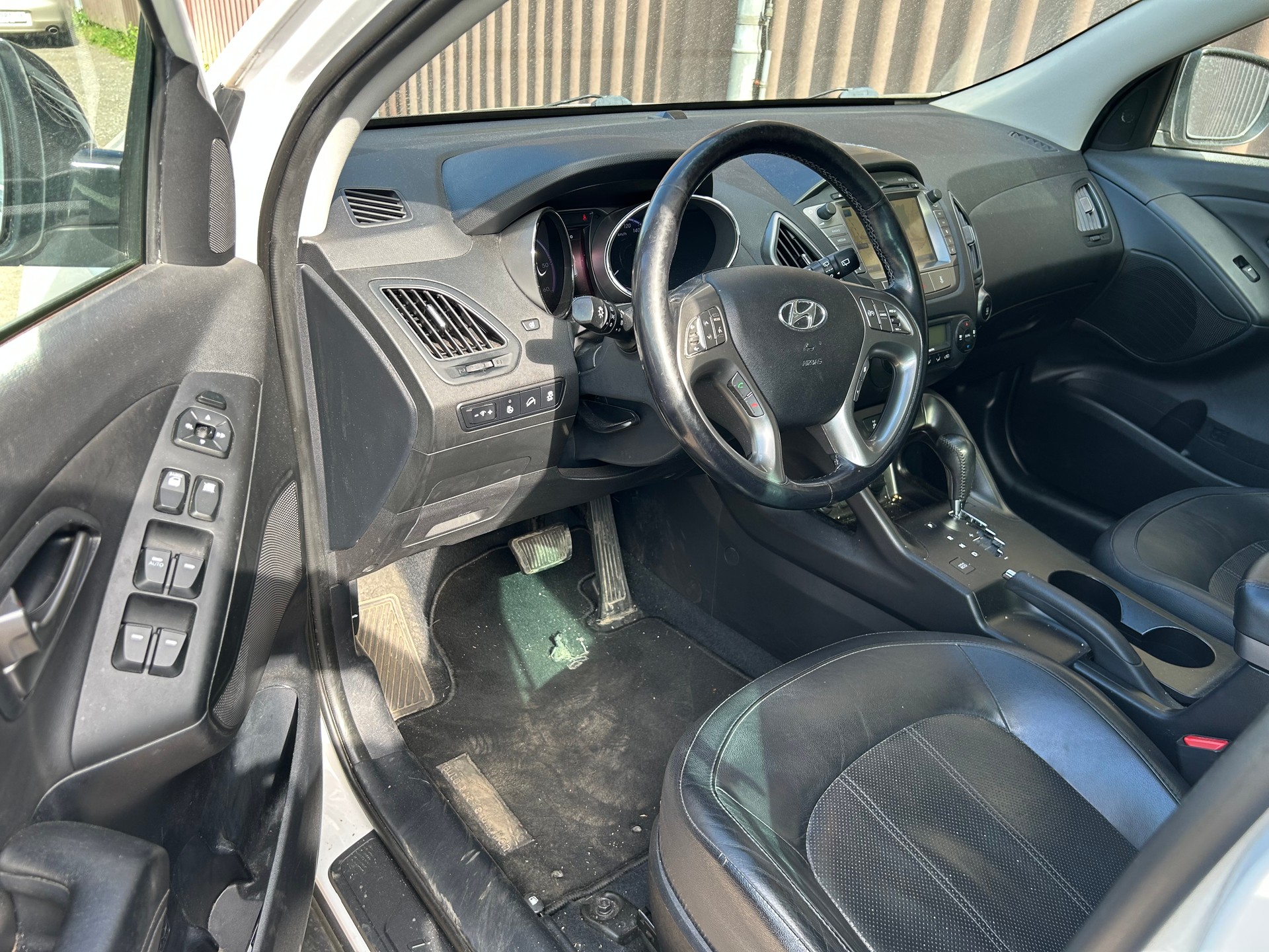 HYUNDAI iX 35 2.0 CRDi GO! Plus 4WD Automatic-image-8