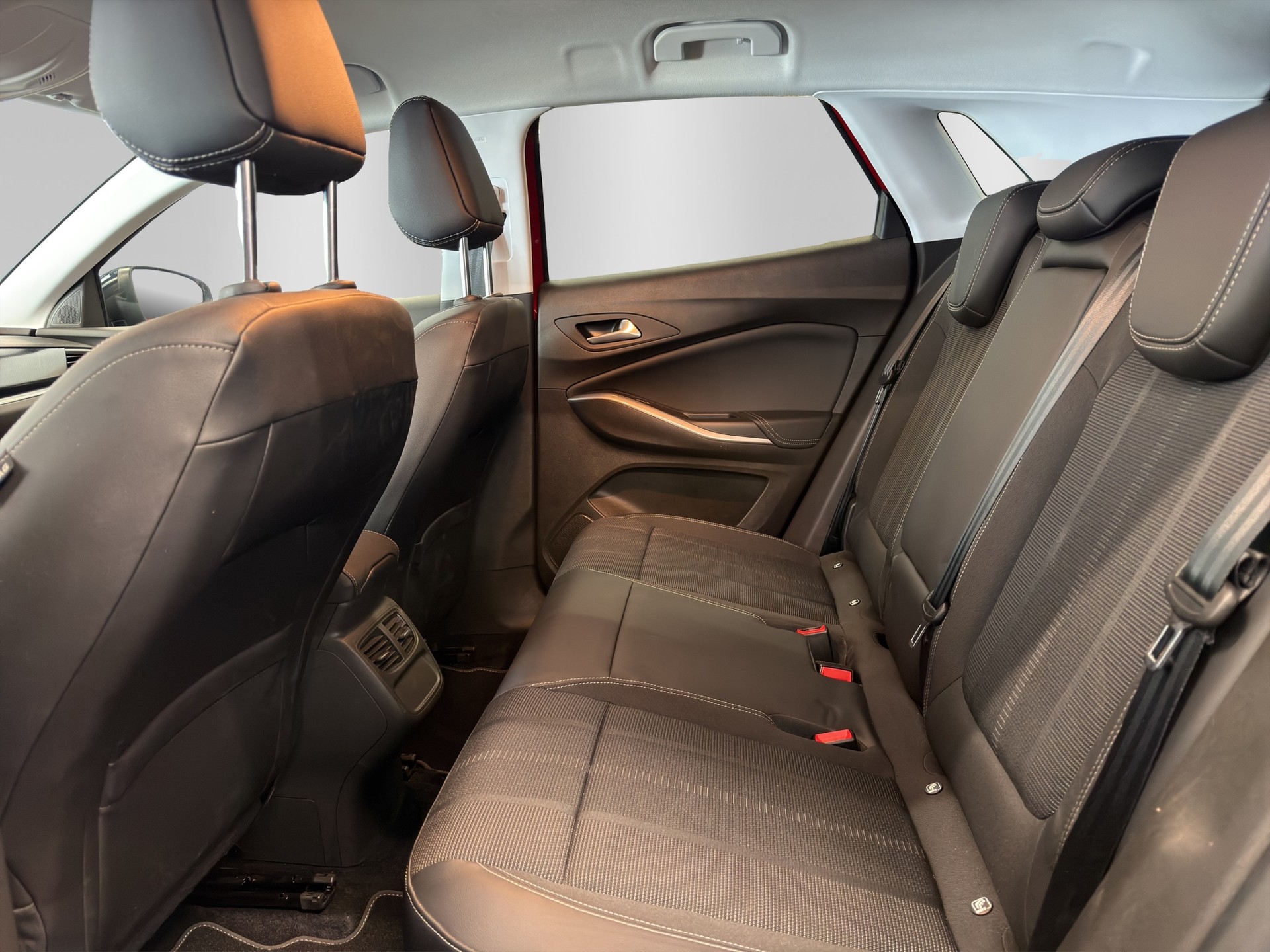 OPEL Grandland 1.6 Hybrid Elegance Automatik-image-14