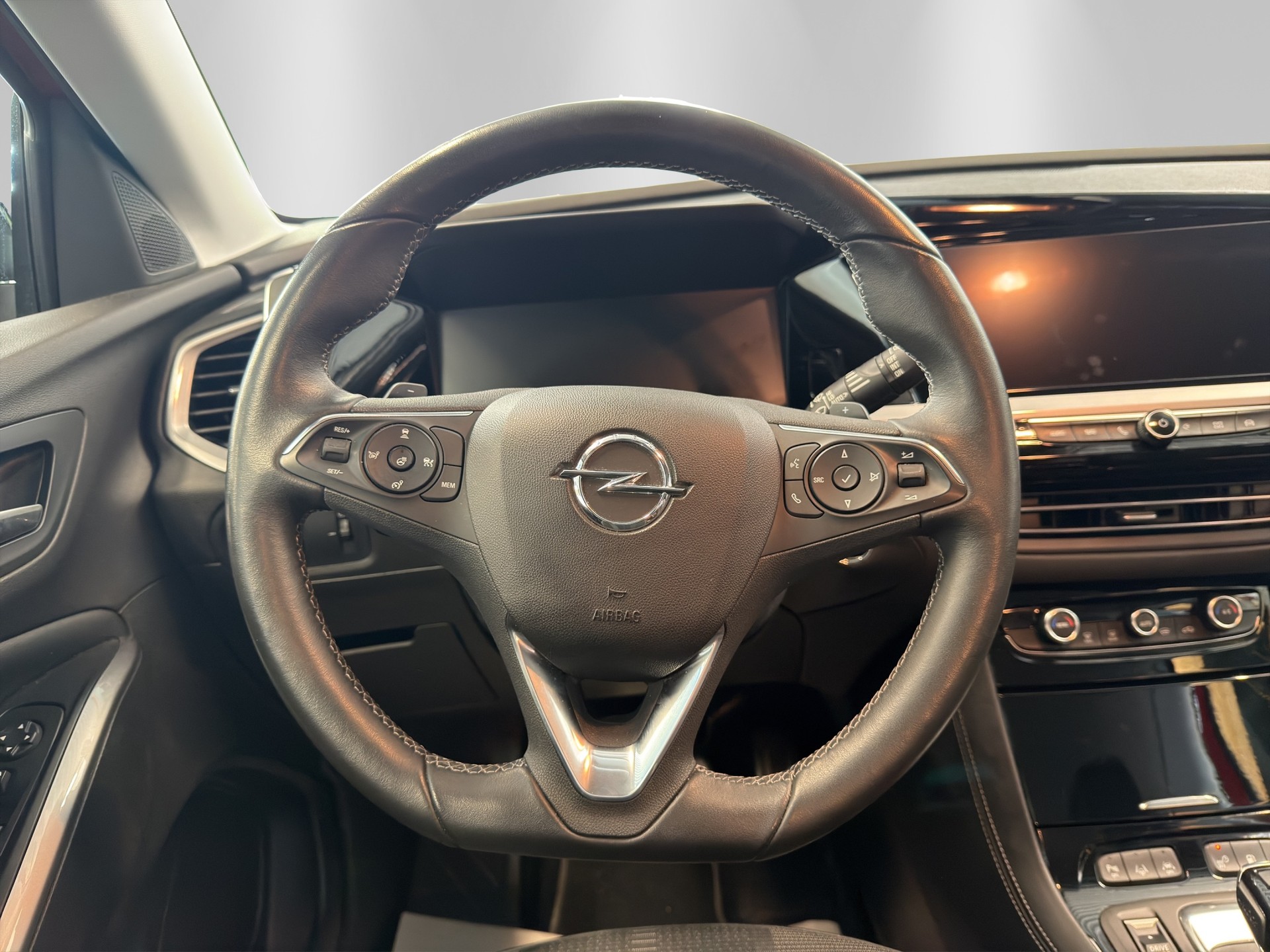 OPEL Grandland 1.6 Hybrid Elegance Automatik-image-9