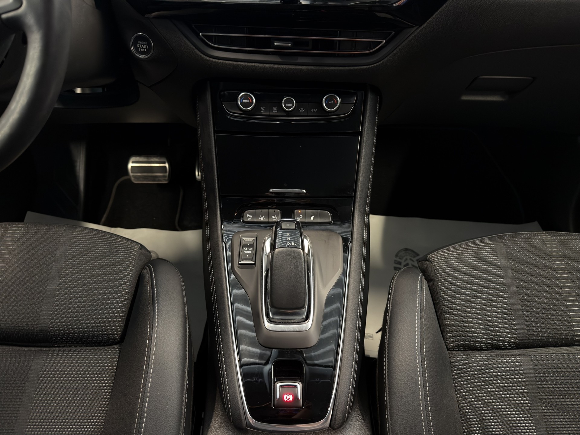 OPEL Grandland 1.6 Hybrid Elegance Automatik-image-12