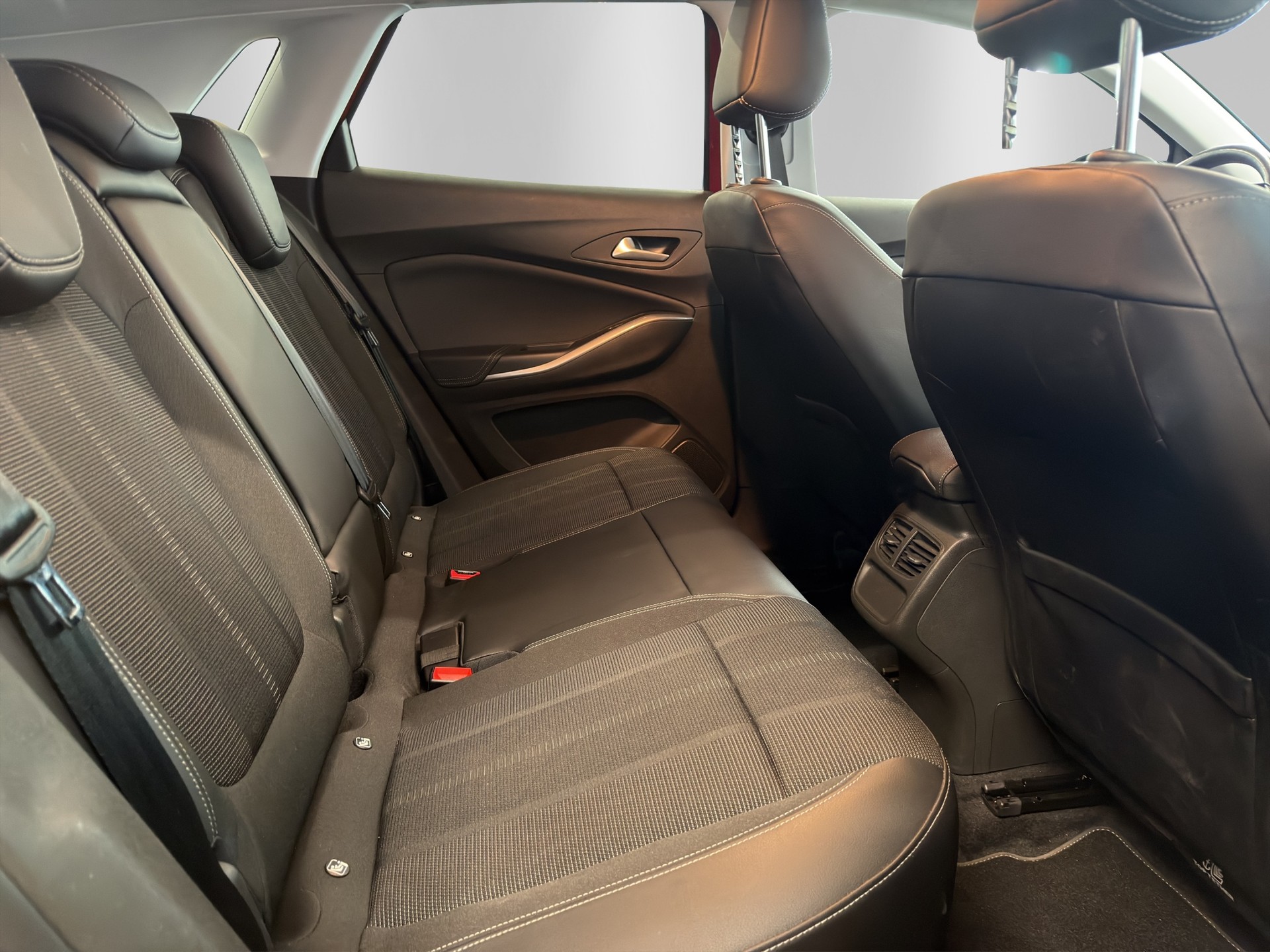OPEL Grandland 1.6 Hybrid Elegance Automatik-image-15
