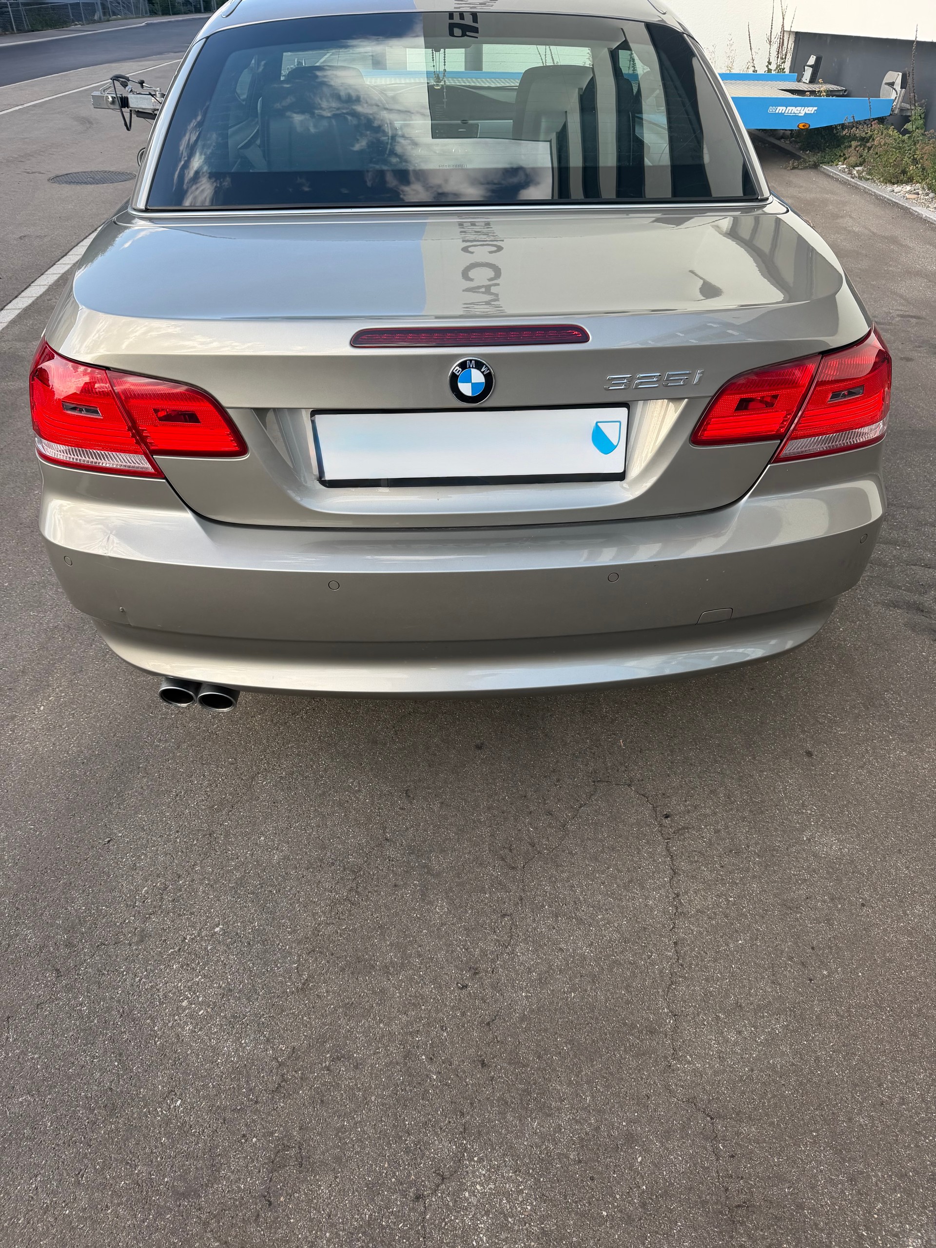 BMW 325i-image-5