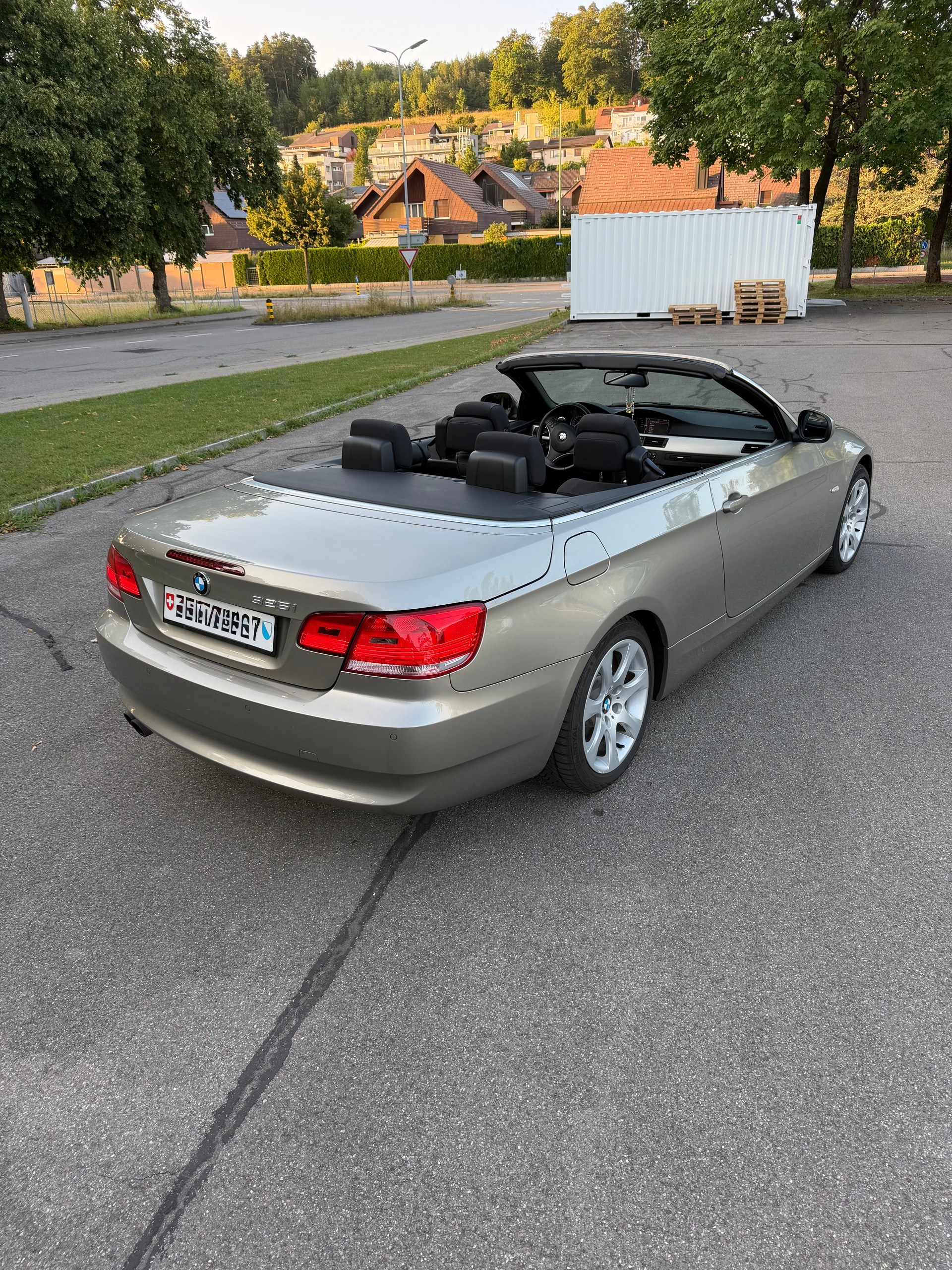BMW 325i-image-1