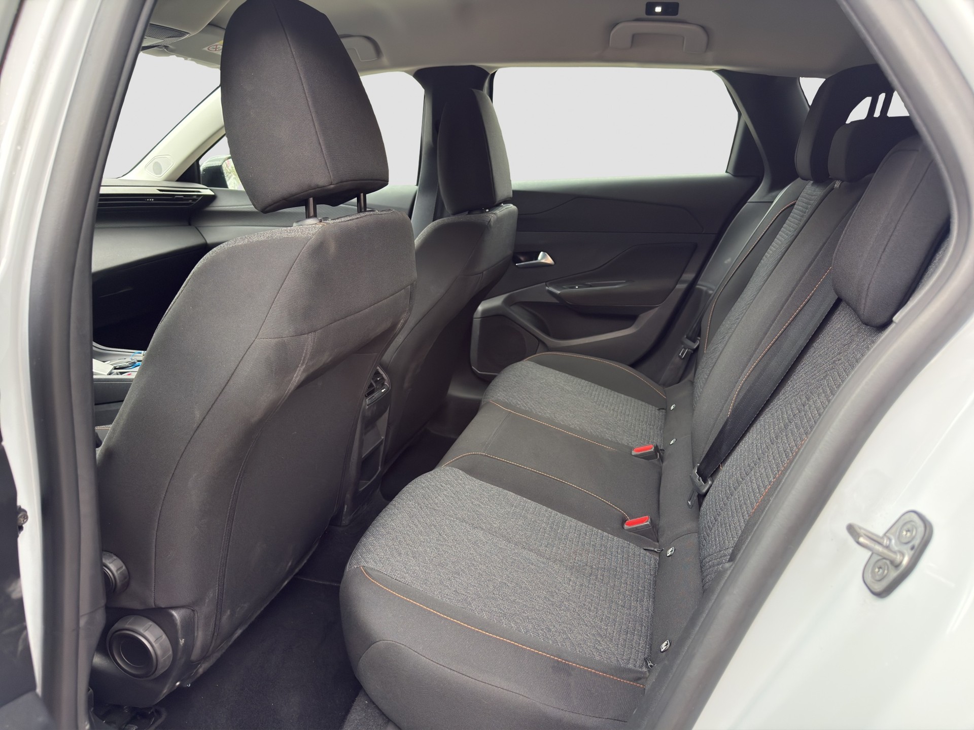 PEUGEOT 308 SW 1.2 Hybrid 136 Style ** Werkgarantie bis 5/2028 oder 100'000 km ** CH Auto ** 1. Hand ** Frisch ab Service **-image-14