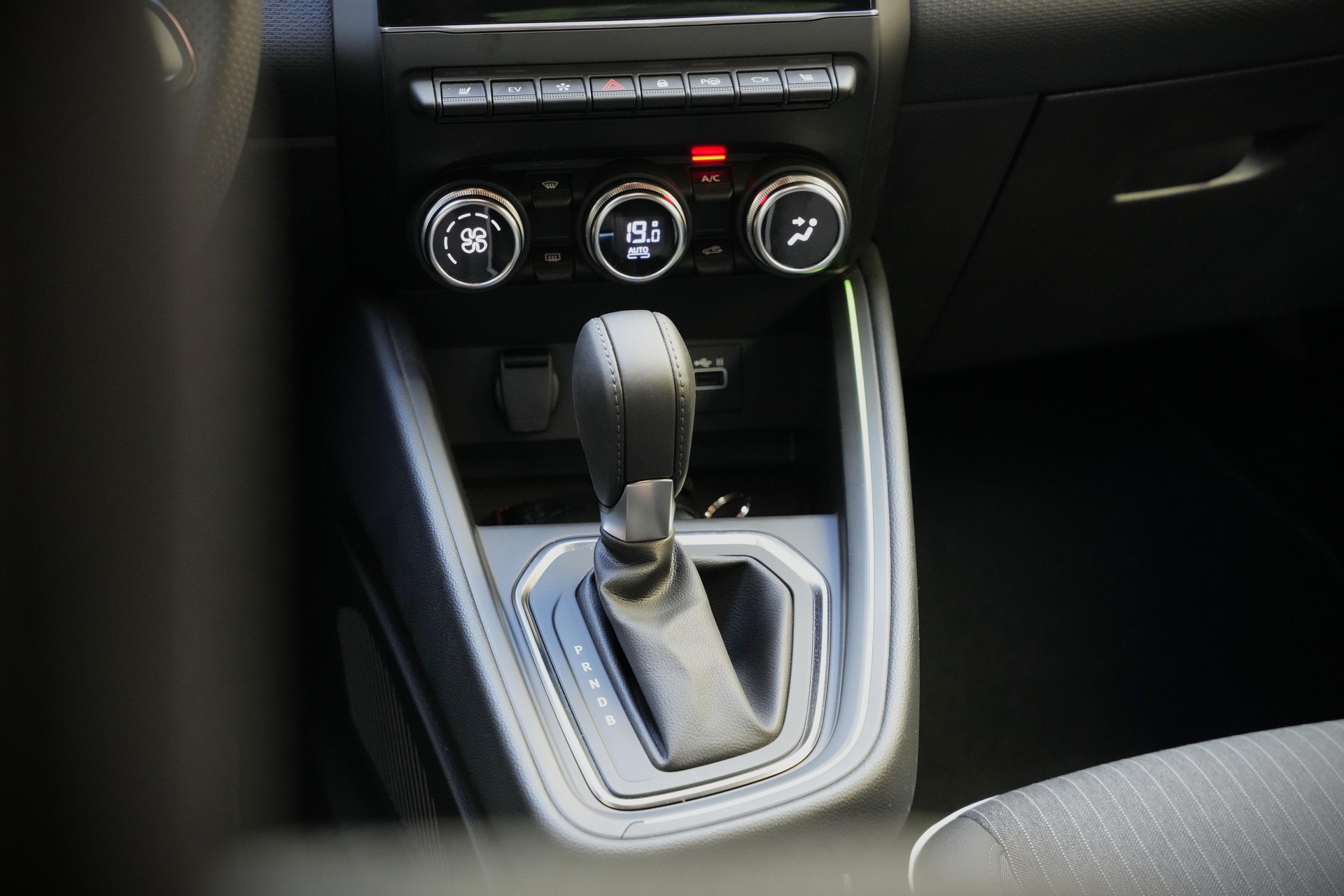 MITSUBISHI Colt 1.6 HEV Instyle-image-12
