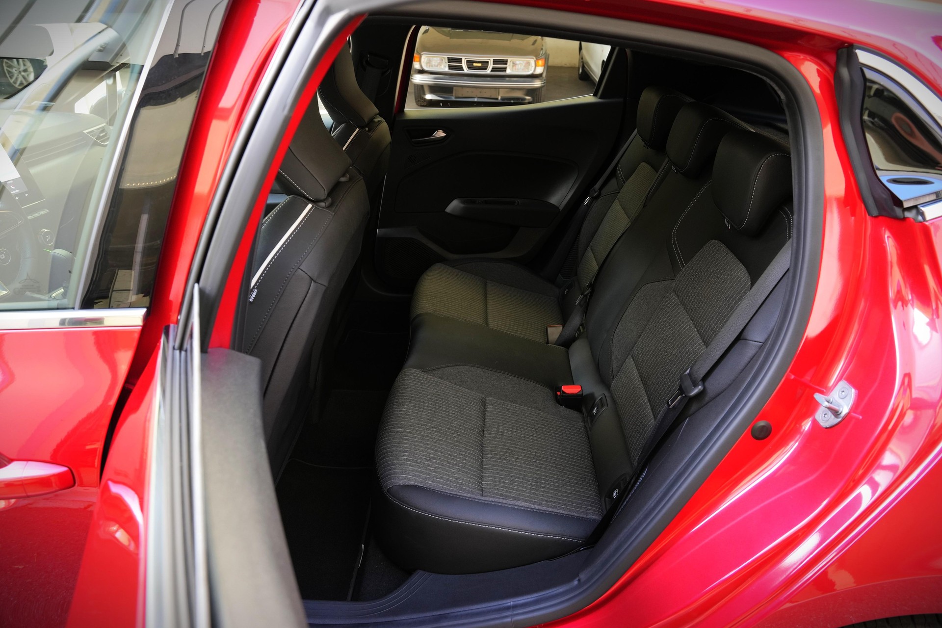 MITSUBISHI Colt 1.6 HEV Instyle-image-6