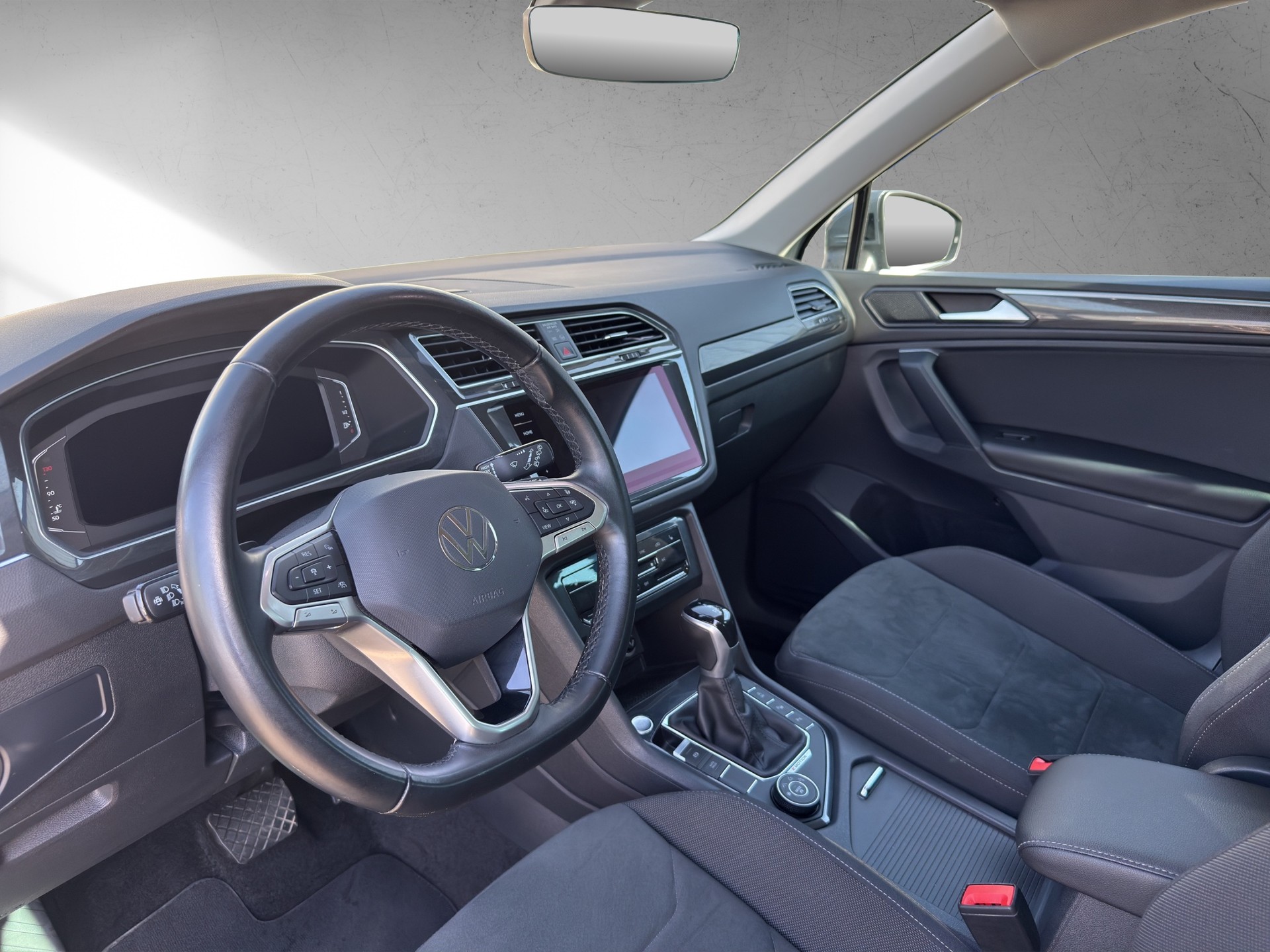 VW Tiguan 2.0 TDI SCR R-Line 4Motion DSG-image-5