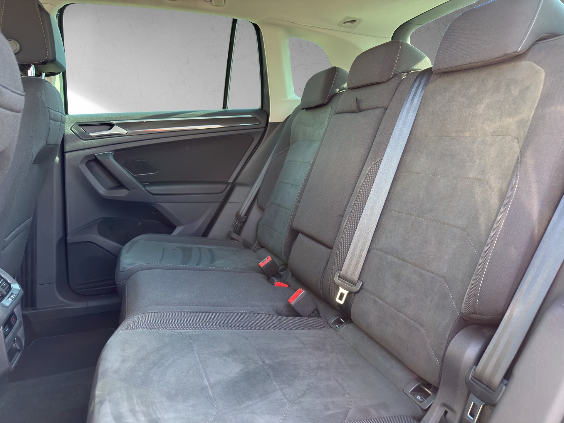 VW Tiguan 2.0 TDI SCR R-Line 4Motion DSG-image-9