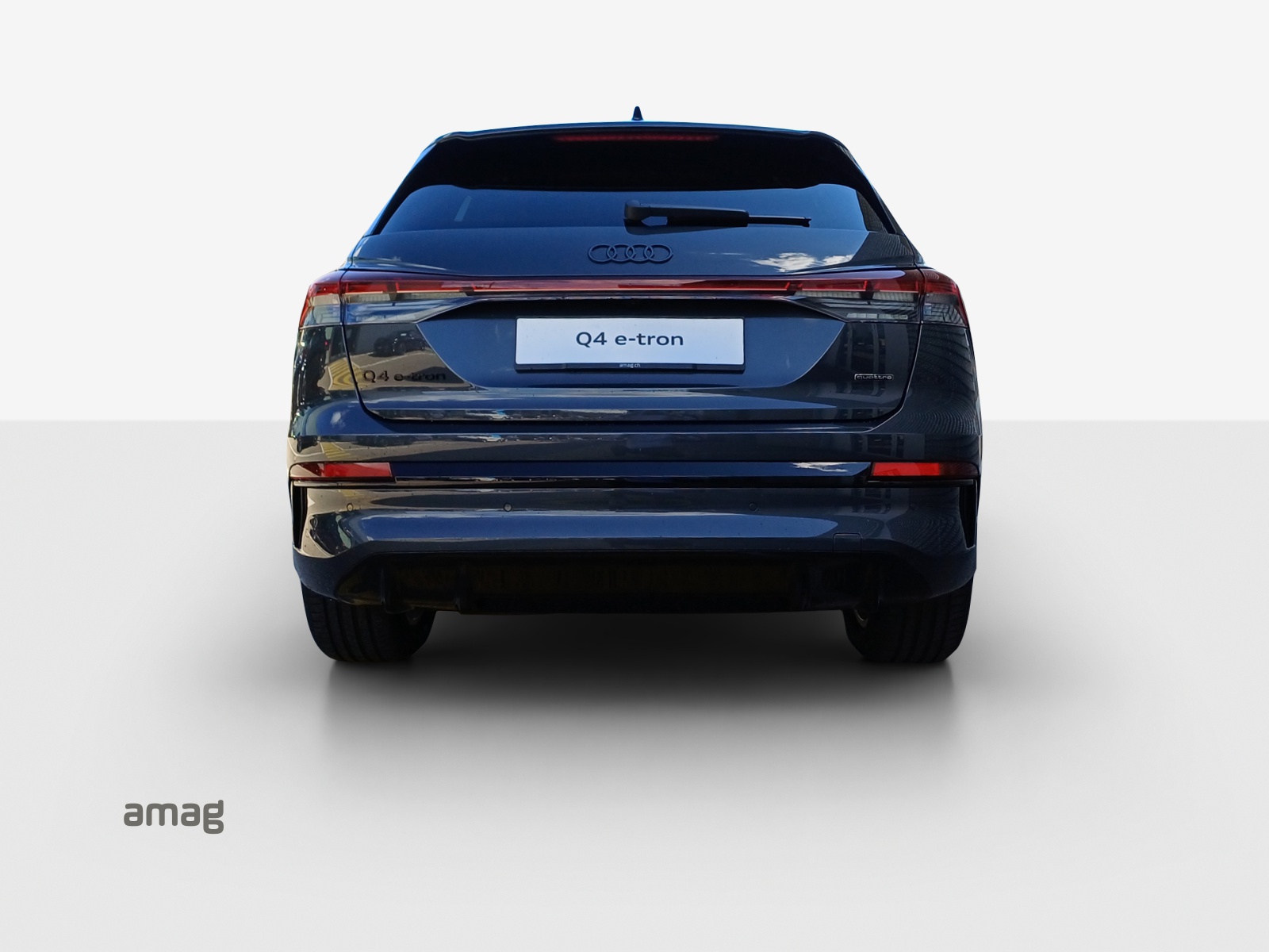 AUDI Q4 e-tron SUV quattro performance Swiss Ski-showroom-element-3