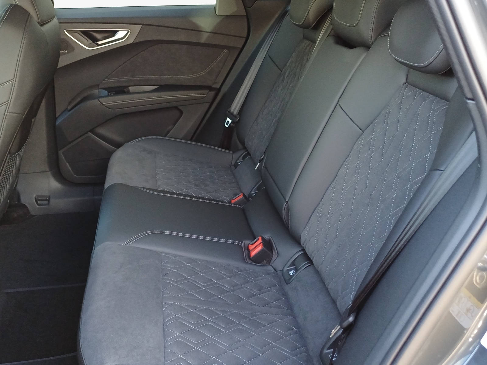 AUDI Q4 e-tron SUV quattro performance Swiss Ski-image-11