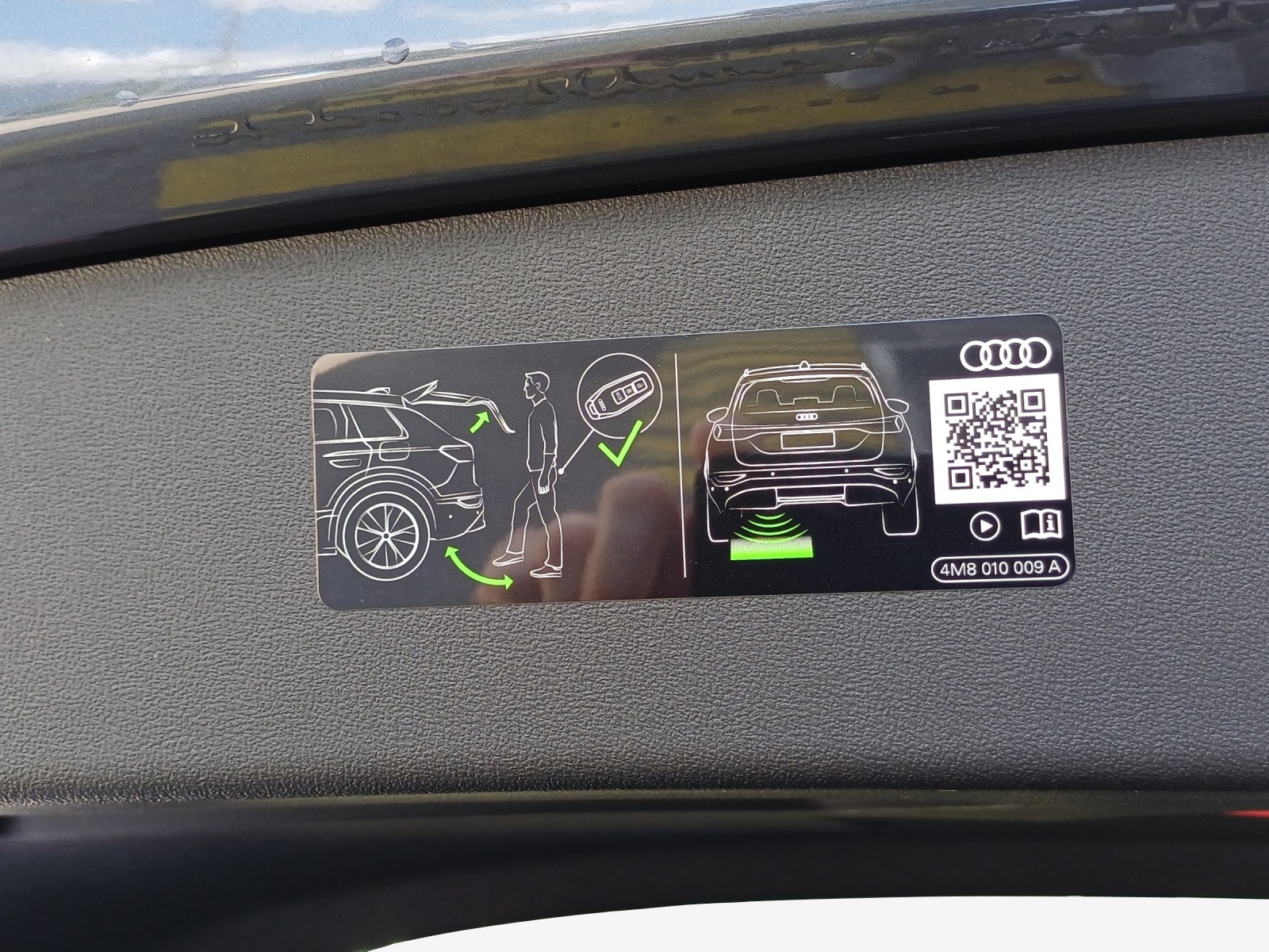 AUDI Q4 e-tron SUV quattro performance Swiss Ski-image-15