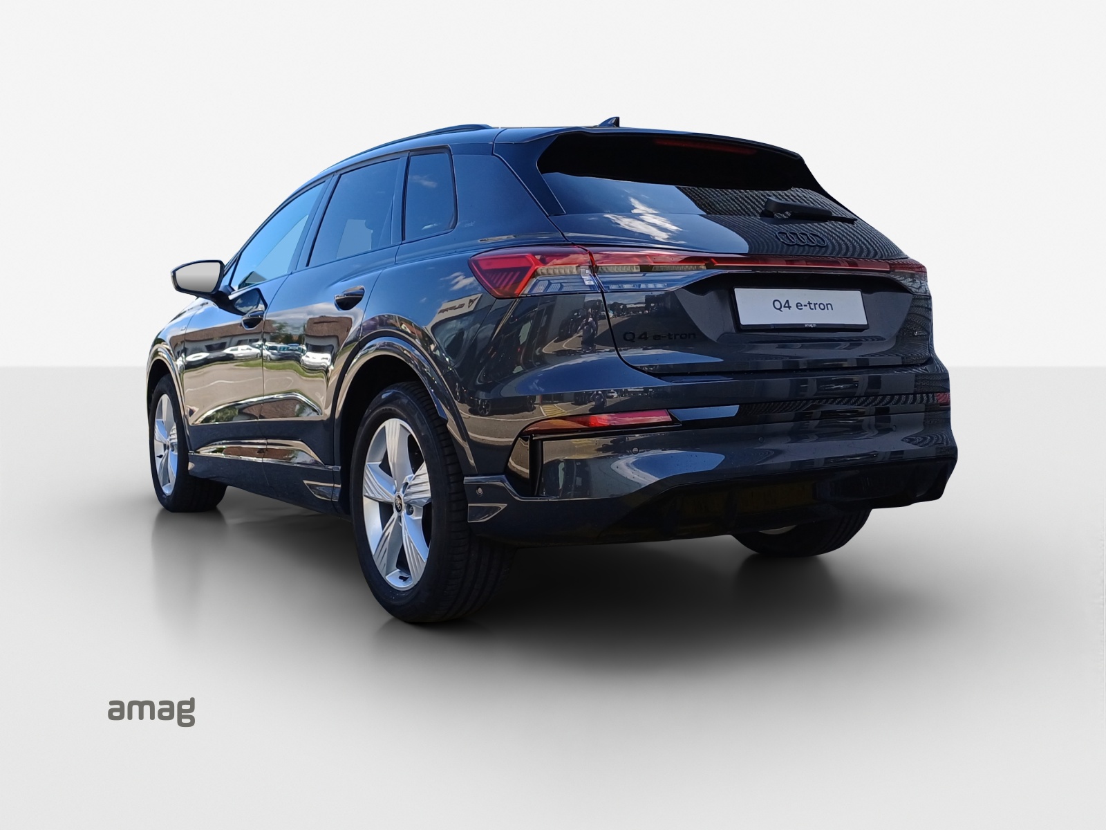 AUDI Q4 e-tron SUV quattro performance Swiss Ski-showroom-element-2