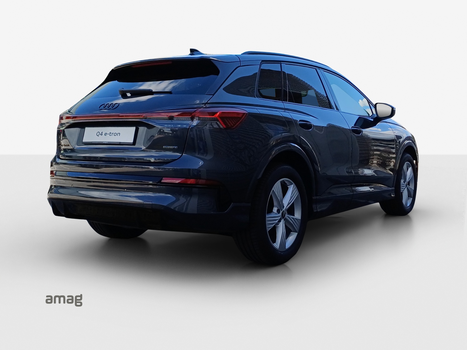 AUDI Q4 e-tron SUV quattro performance Swiss Ski-image-4
