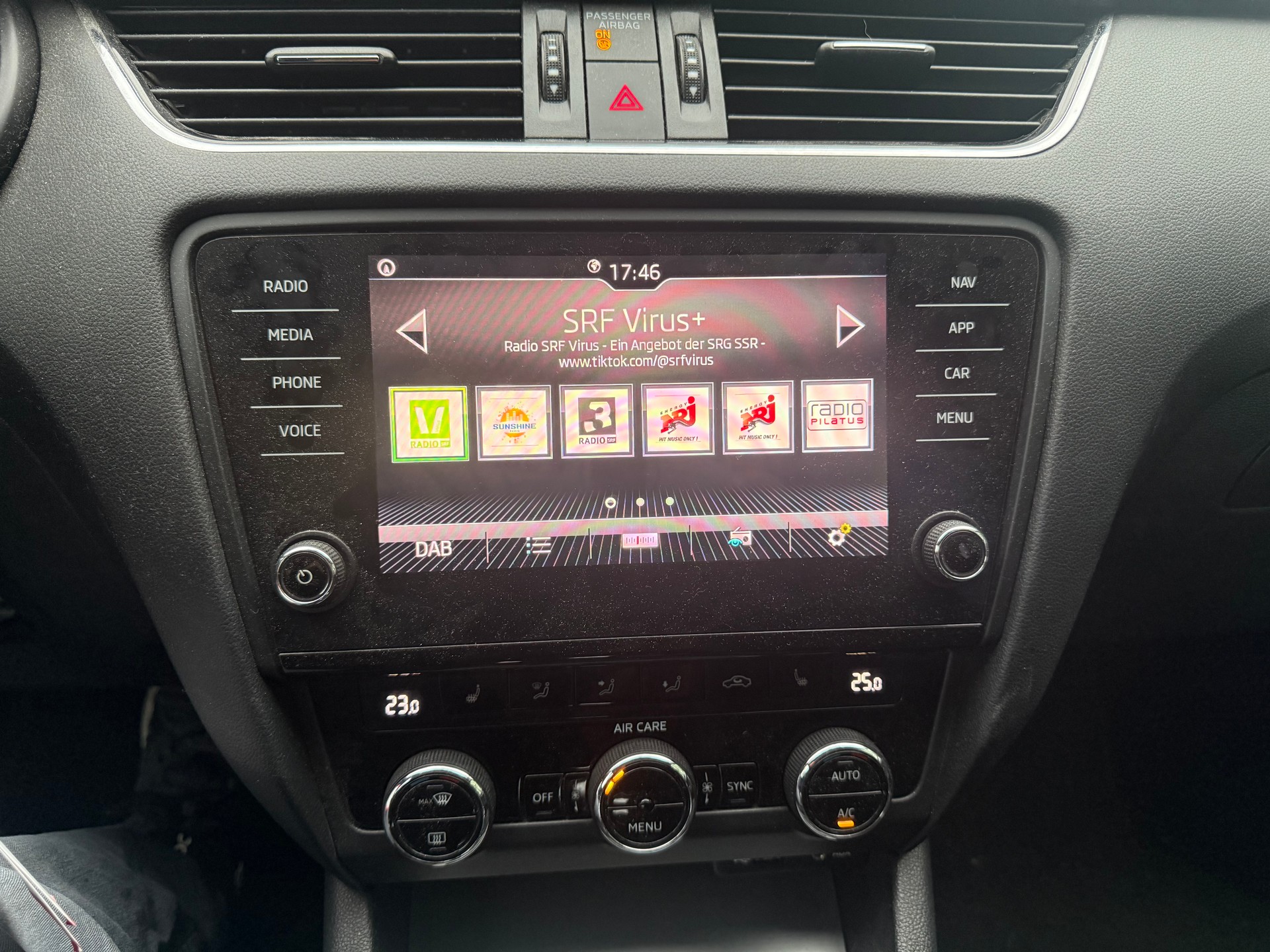 SKODA Octavia Combi 1.6 TDI Ambition-image-11
