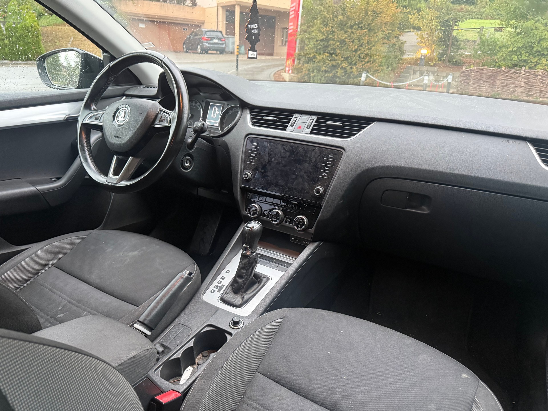 SKODA Octavia Combi 1.6 TDI Ambition-image-7