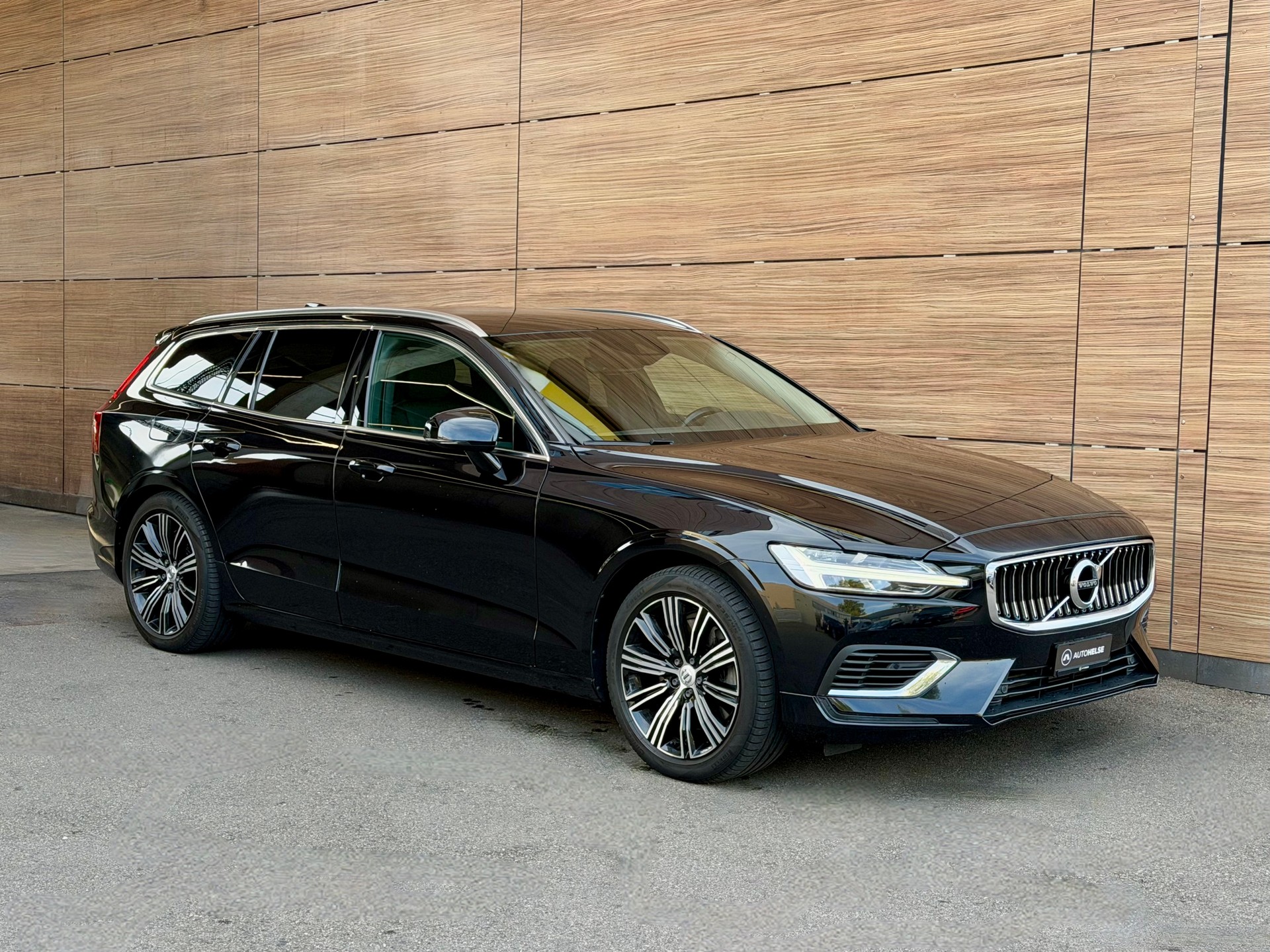 VOLVO V60 T6 eAWD Twin Engine Inscription Geartronic - CH Fahrzeug - 10 Jahre/150000 Km Gratis Service --image-1