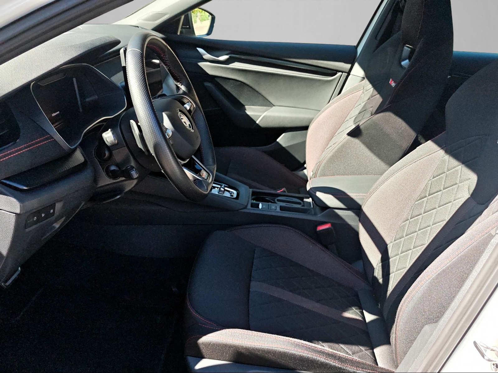 SKODA Octavia Combi 2.0 TSI RS DSG-image-9