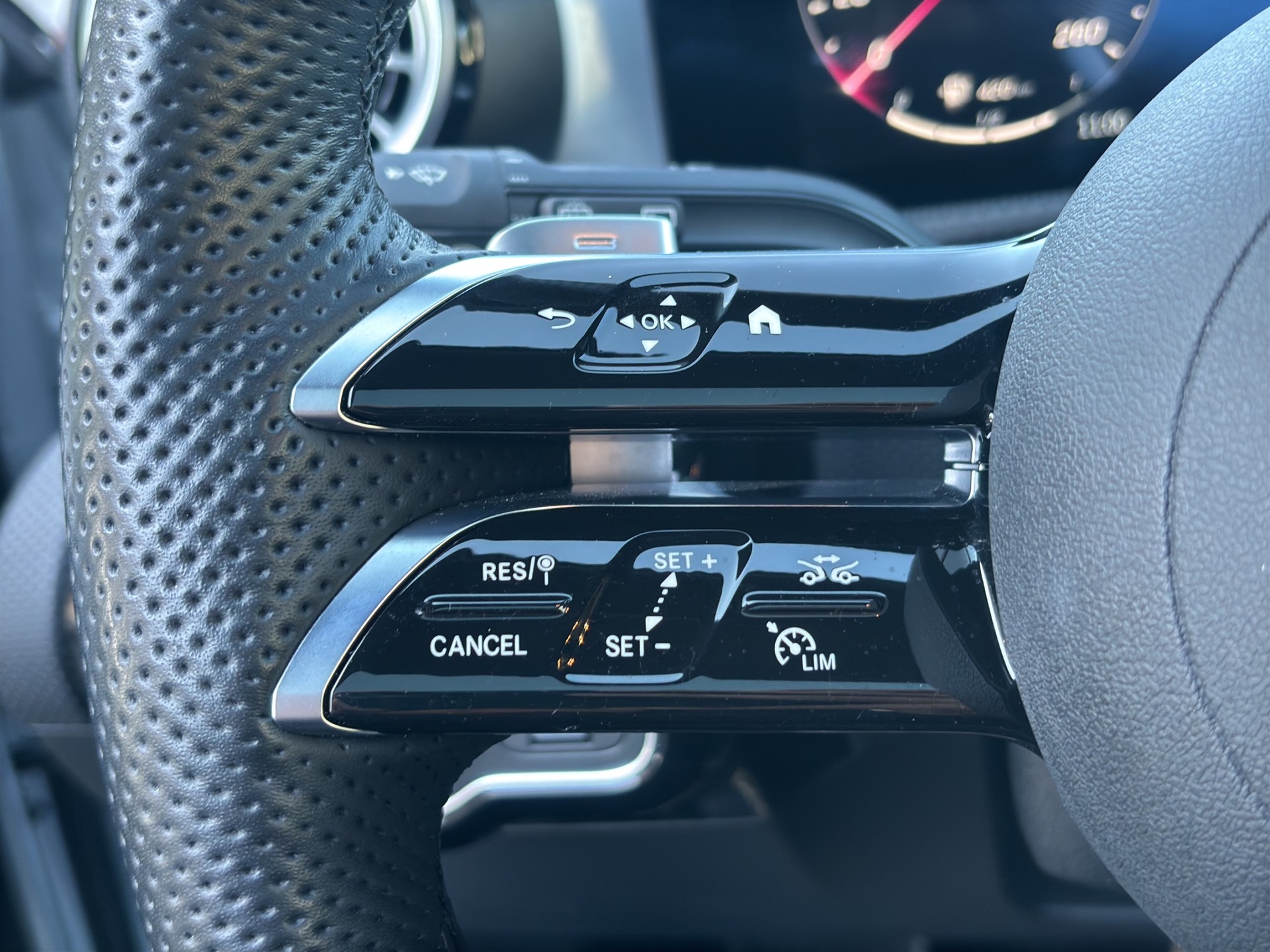 MERCEDES-BENZ A 250 AMG Line 4m-image-19