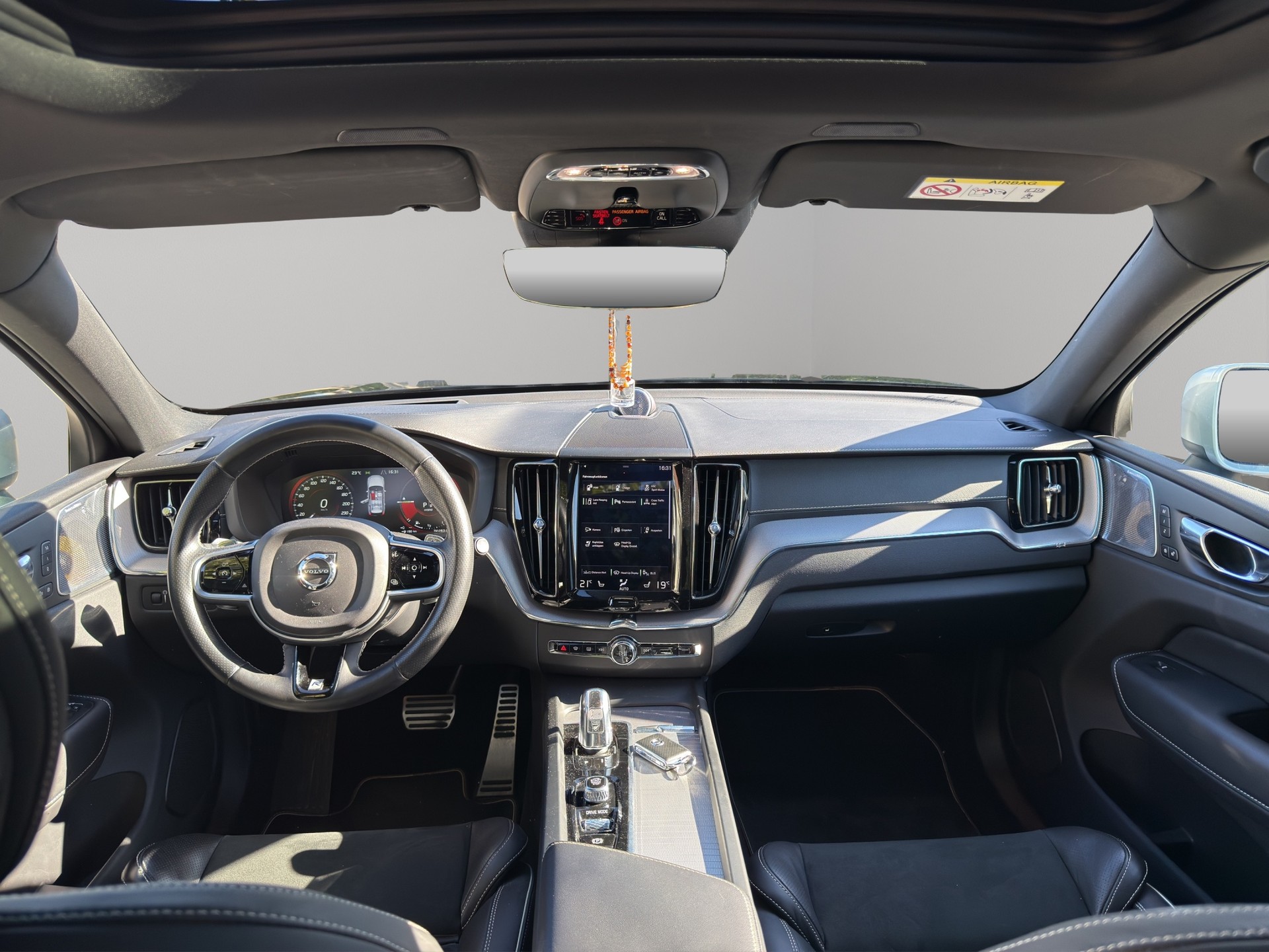 VOLVO XC60 T8 eAWD R-Design Geartronic-image-18