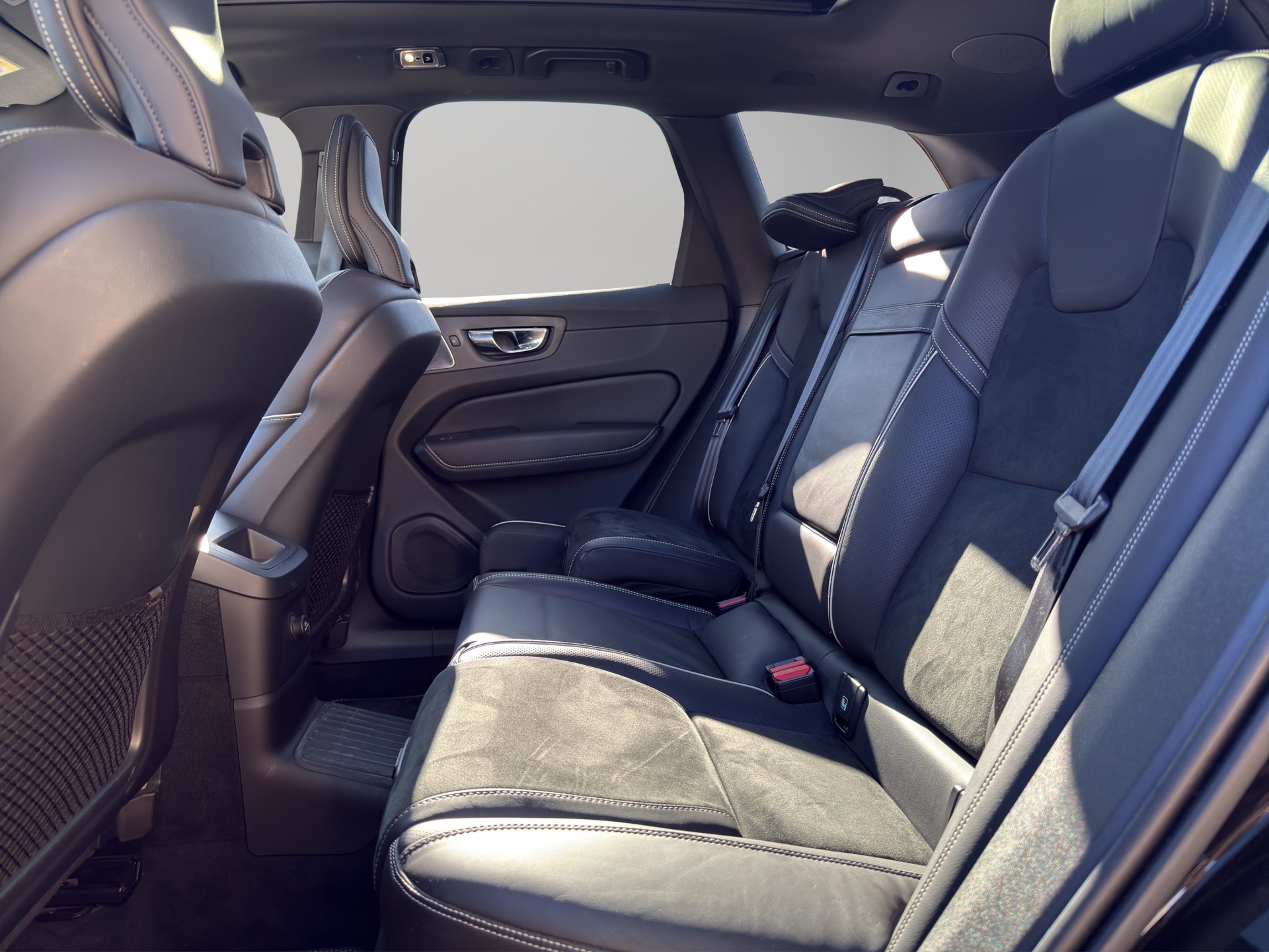 VOLVO XC60 T8 eAWD R-Design Geartronic-image-17