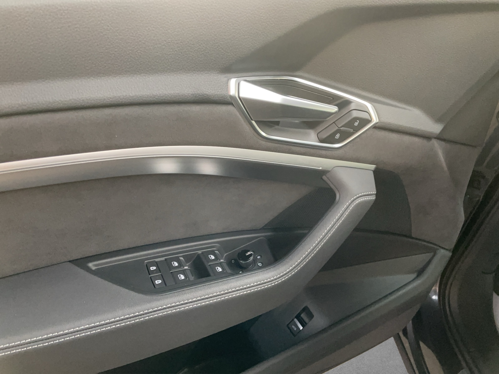 AUDI e-tron 55 Advanced quattro-image-11
