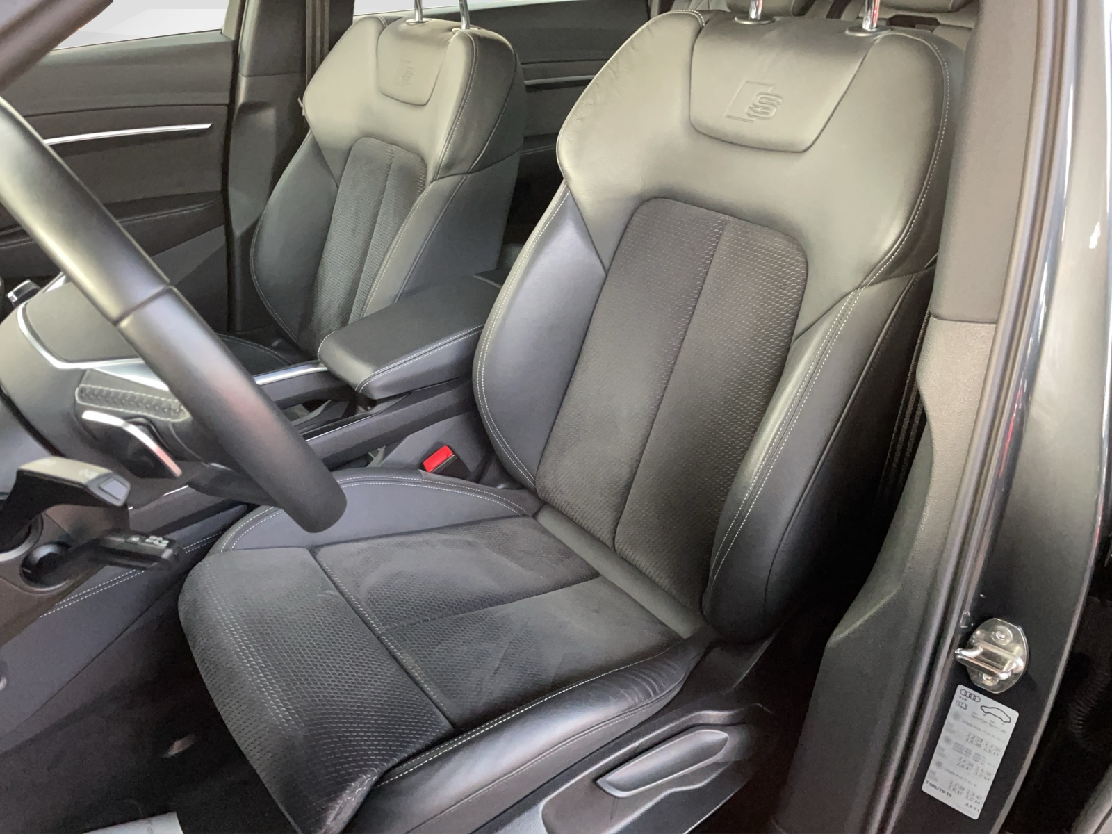 AUDI e-tron 55 Advanced quattro-image-12