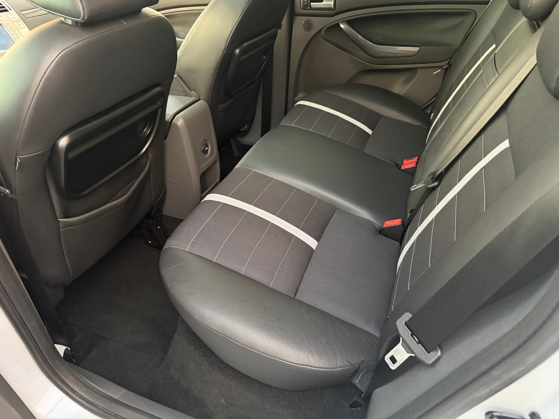 FORD Kuga 2.5 Turbo Titanium 4WD Automatic-image-9