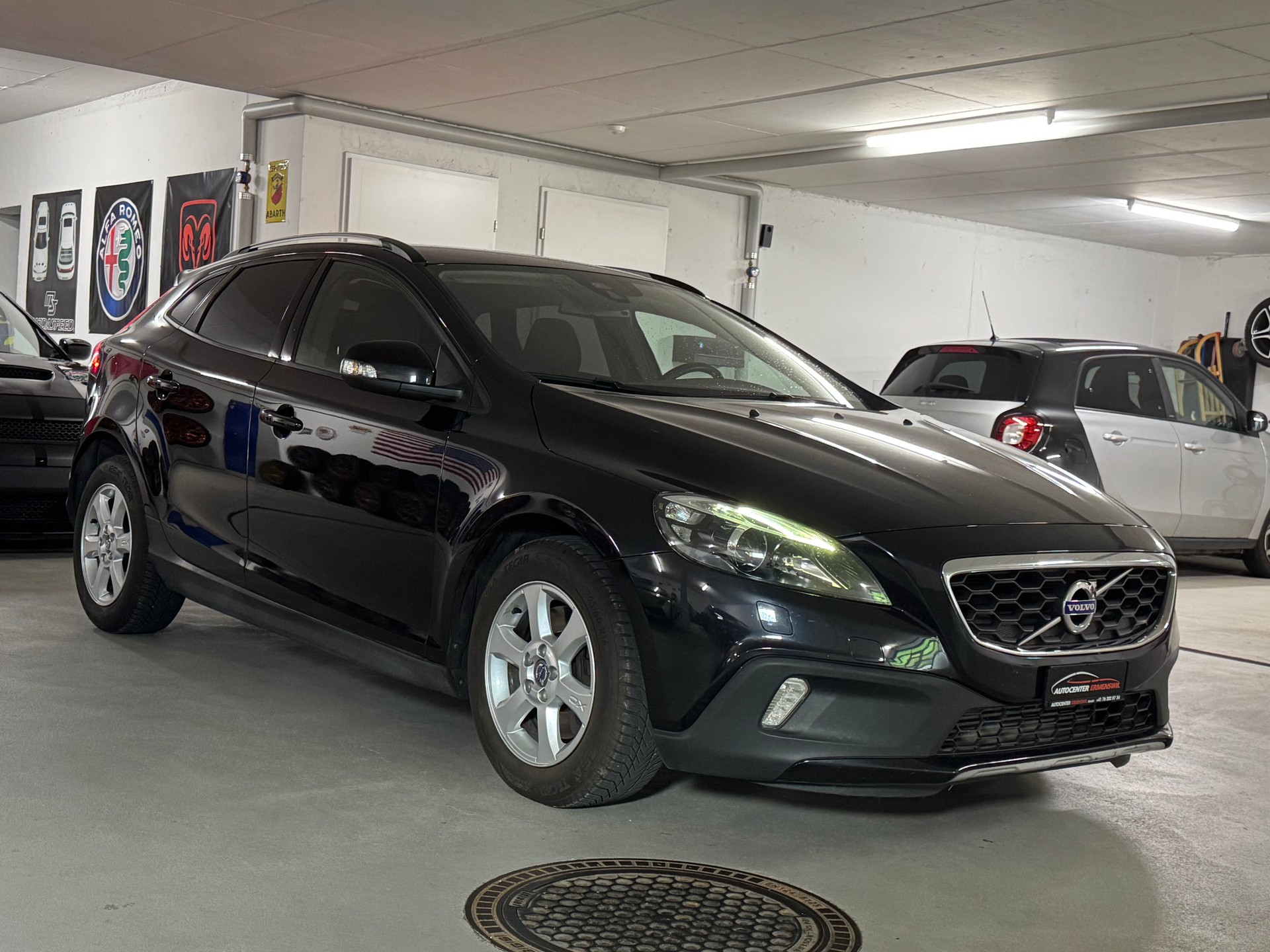 VOLVO V40 Cross Country T4 2.0 AWD Momentum Geartronic-image-2