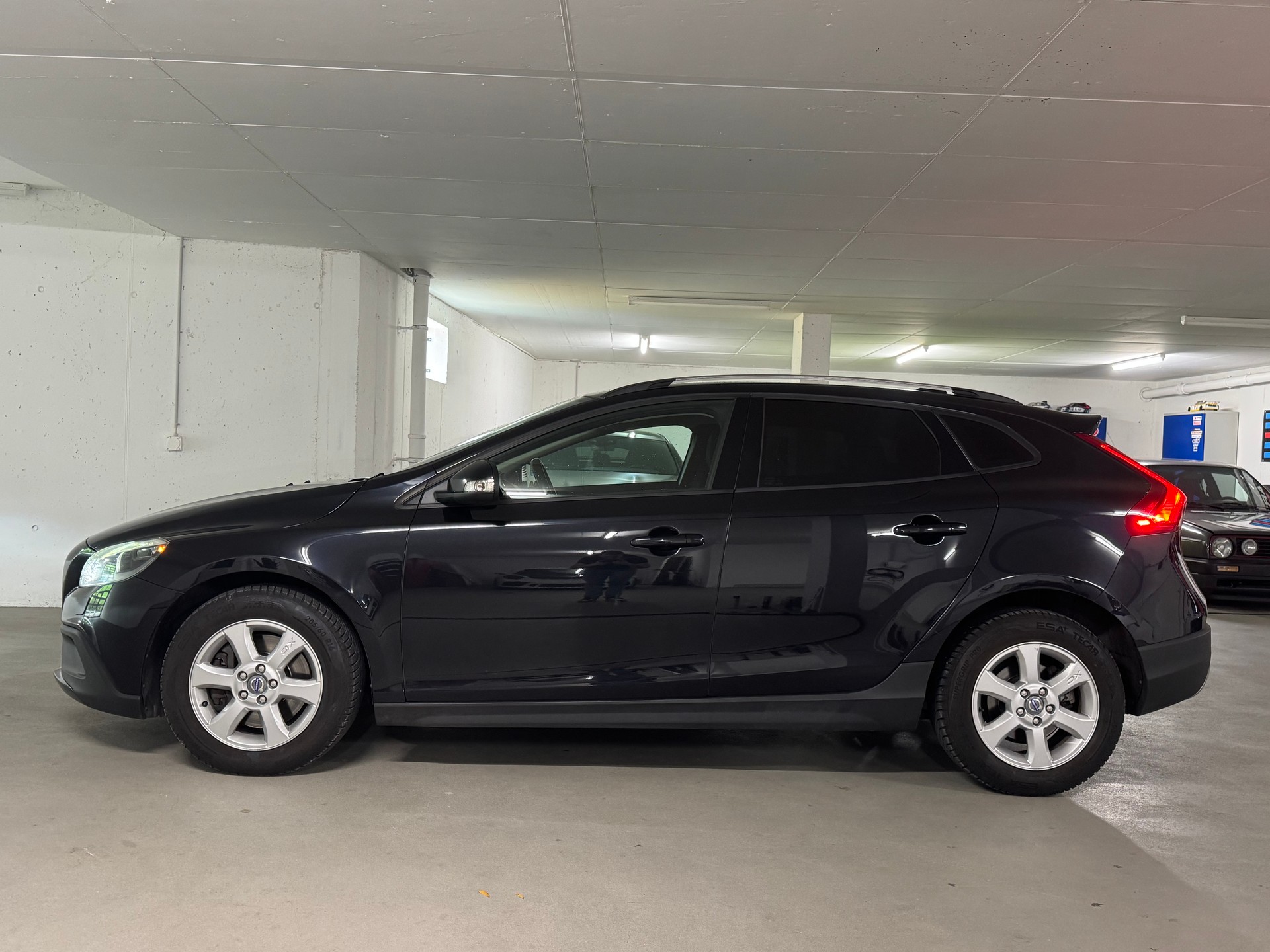 VOLVO V40 Cross Country T4 2.0 AWD Momentum Geartronic-image-3