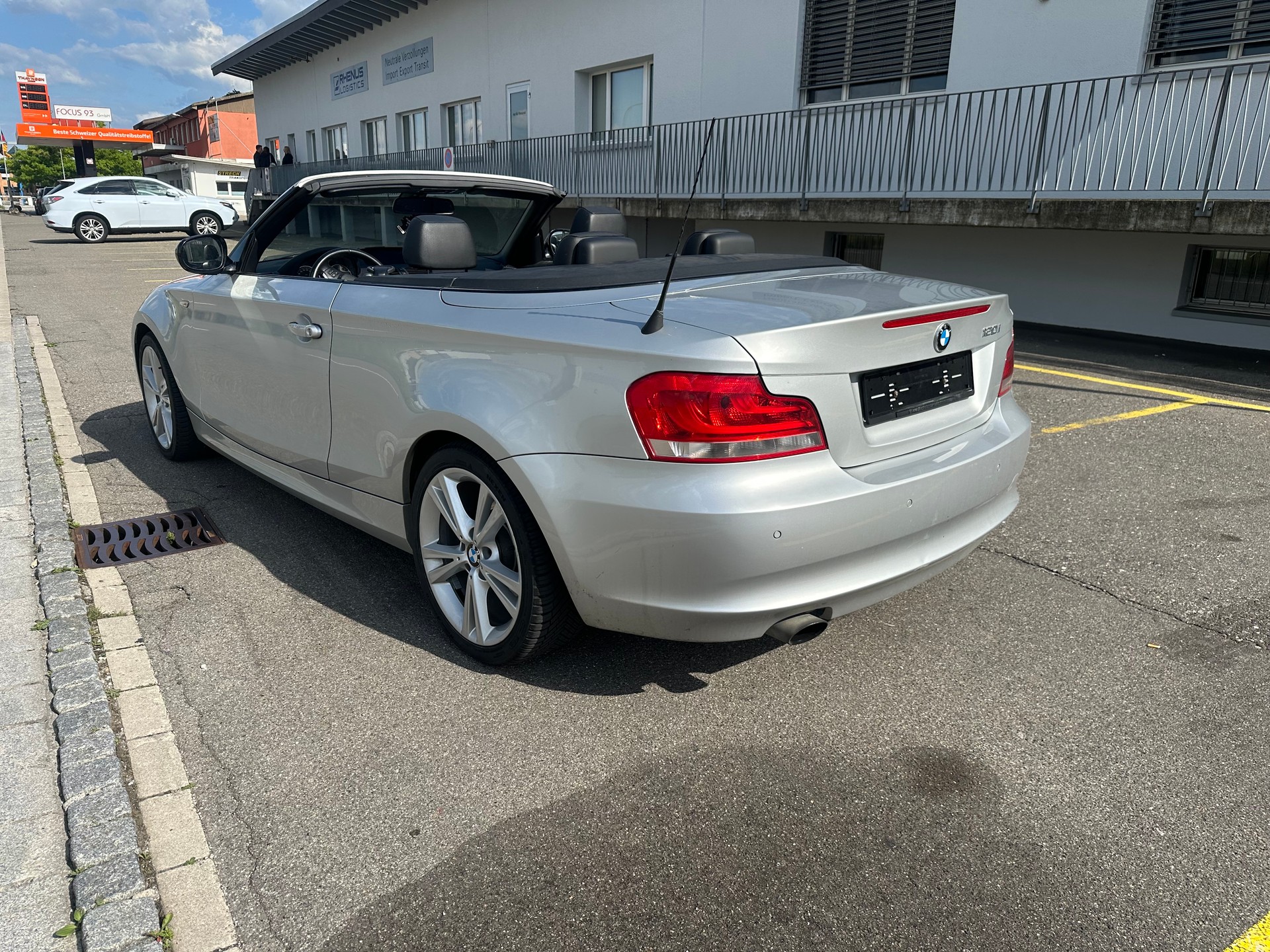 BMW 120i Cabrio-image-5