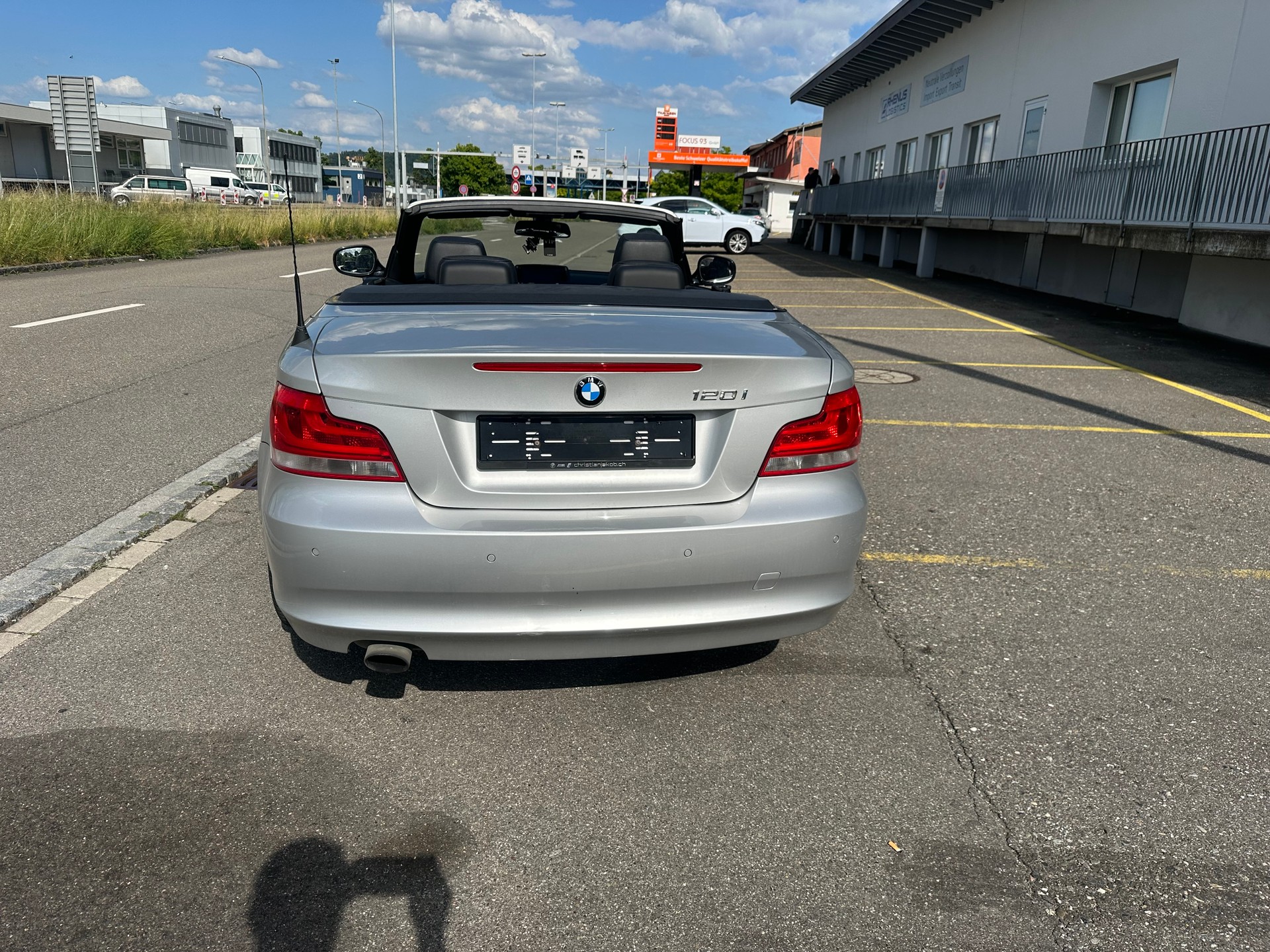 BMW 120i Cabrio-image-4