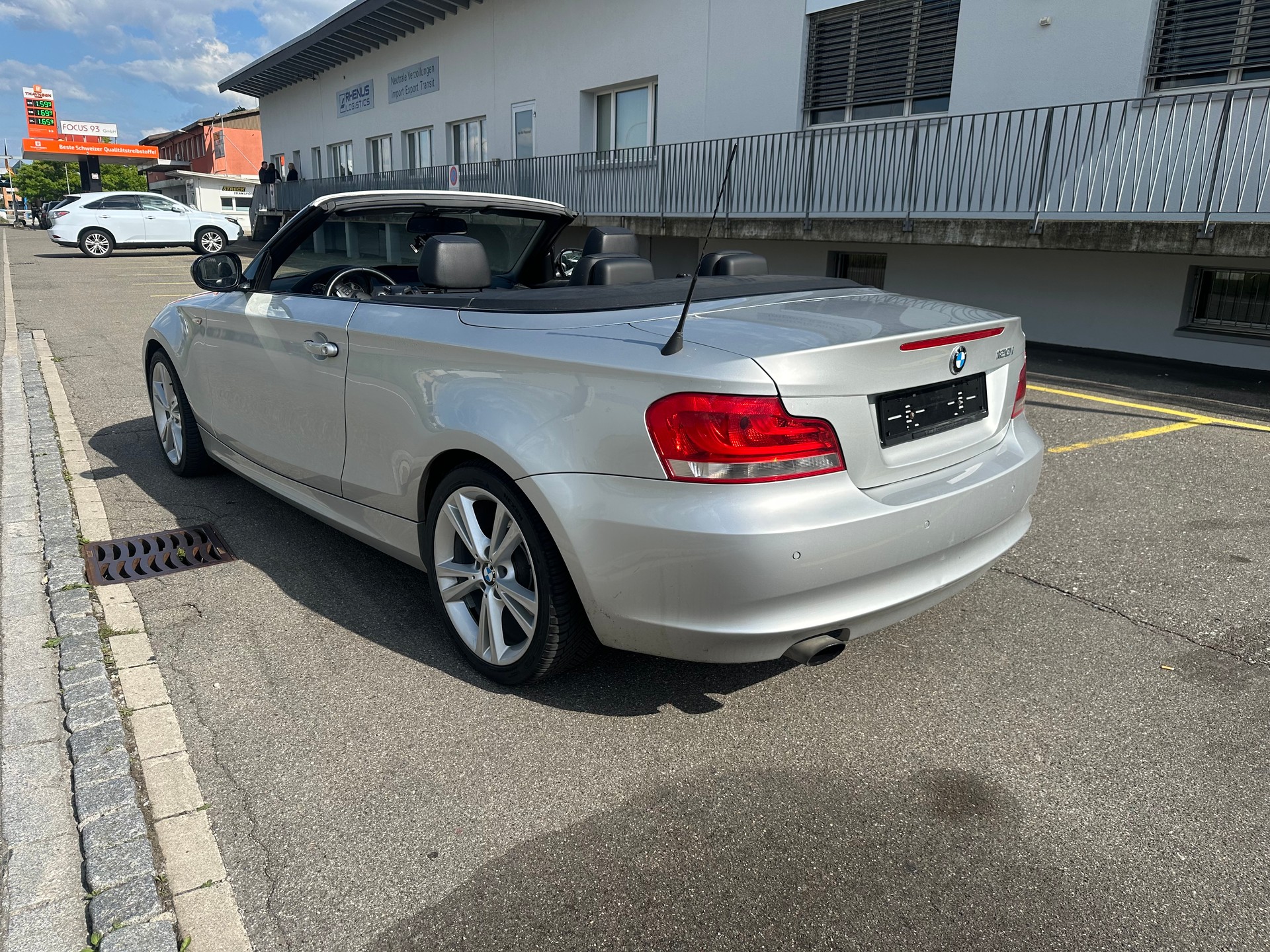 BMW 120i Cabrio-image-6