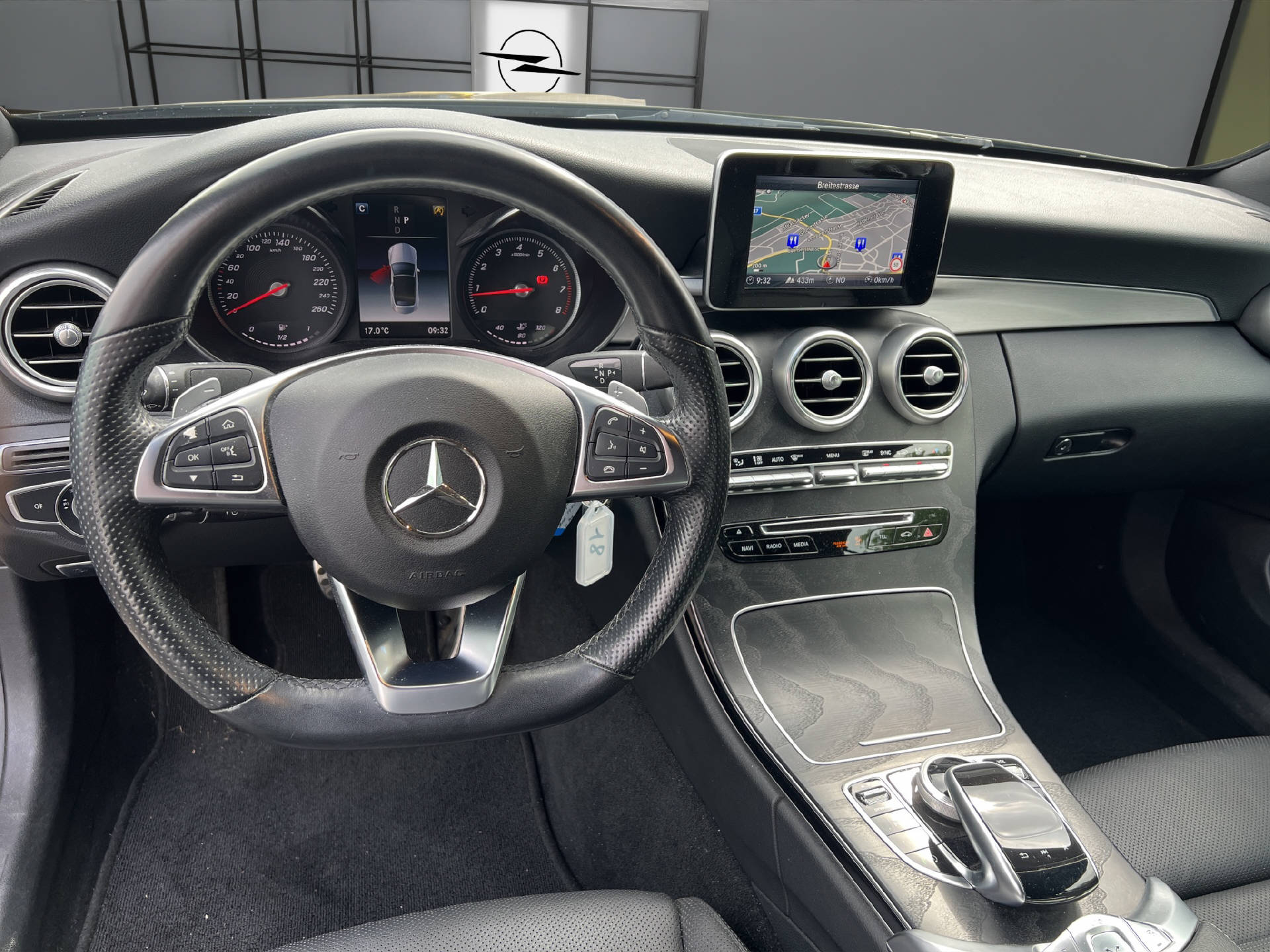 MERCEDES-BENZ C 200 AMG Line 4matic Cabriolet-image-9