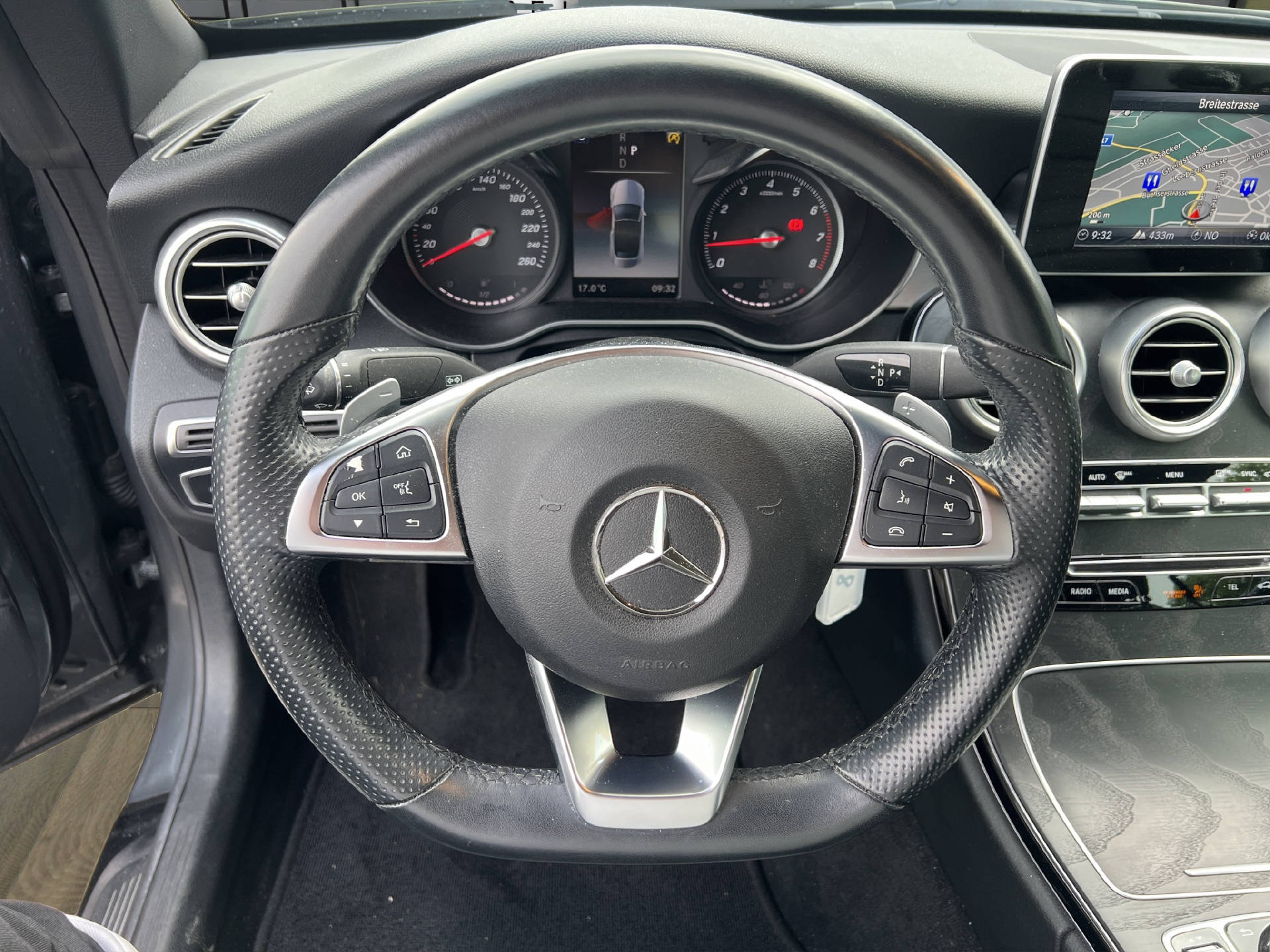 MERCEDES-BENZ C 200 AMG Line 4matic Cabriolet-image-10