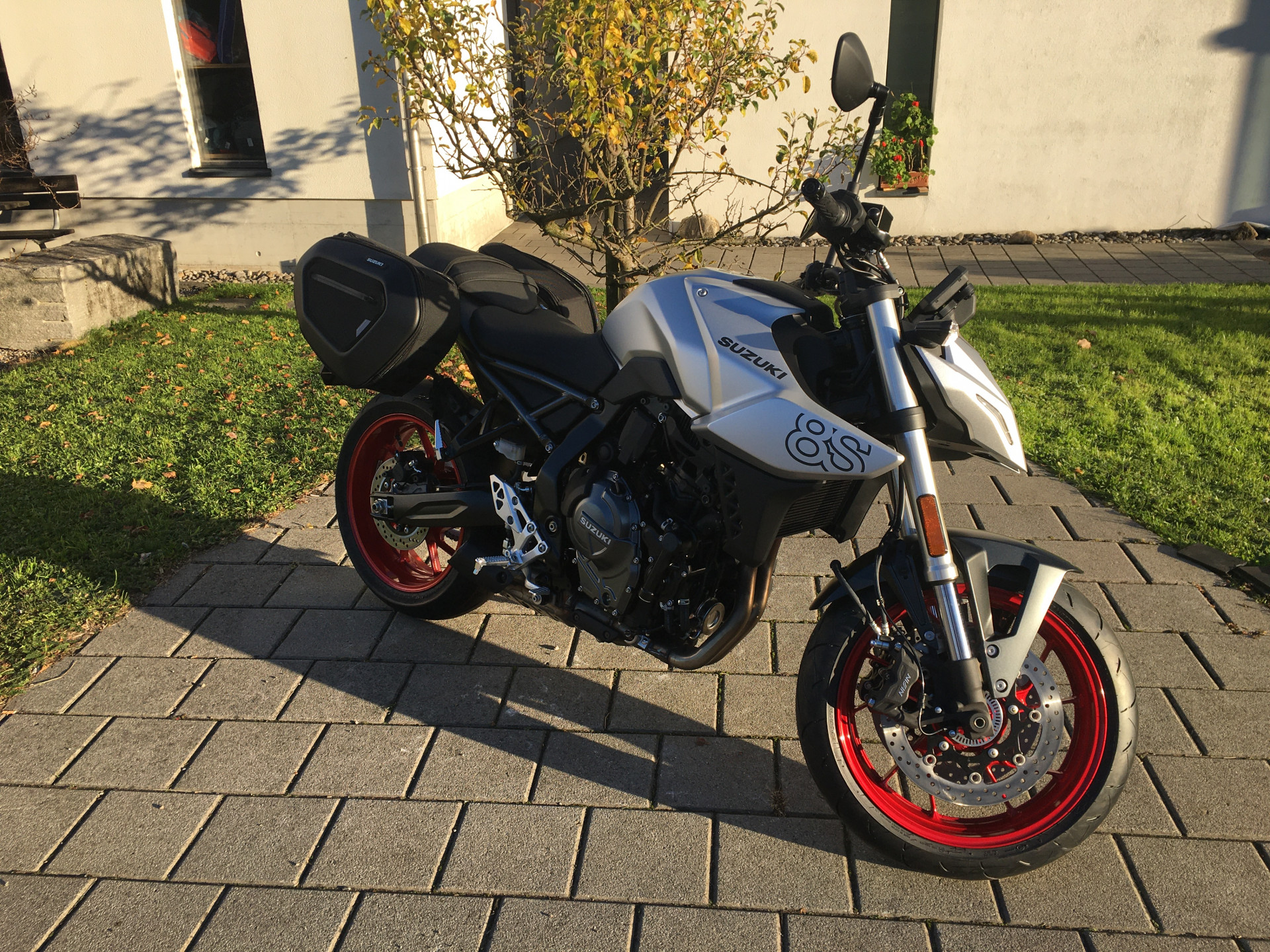 SUZUKI GSX-8S-image-5