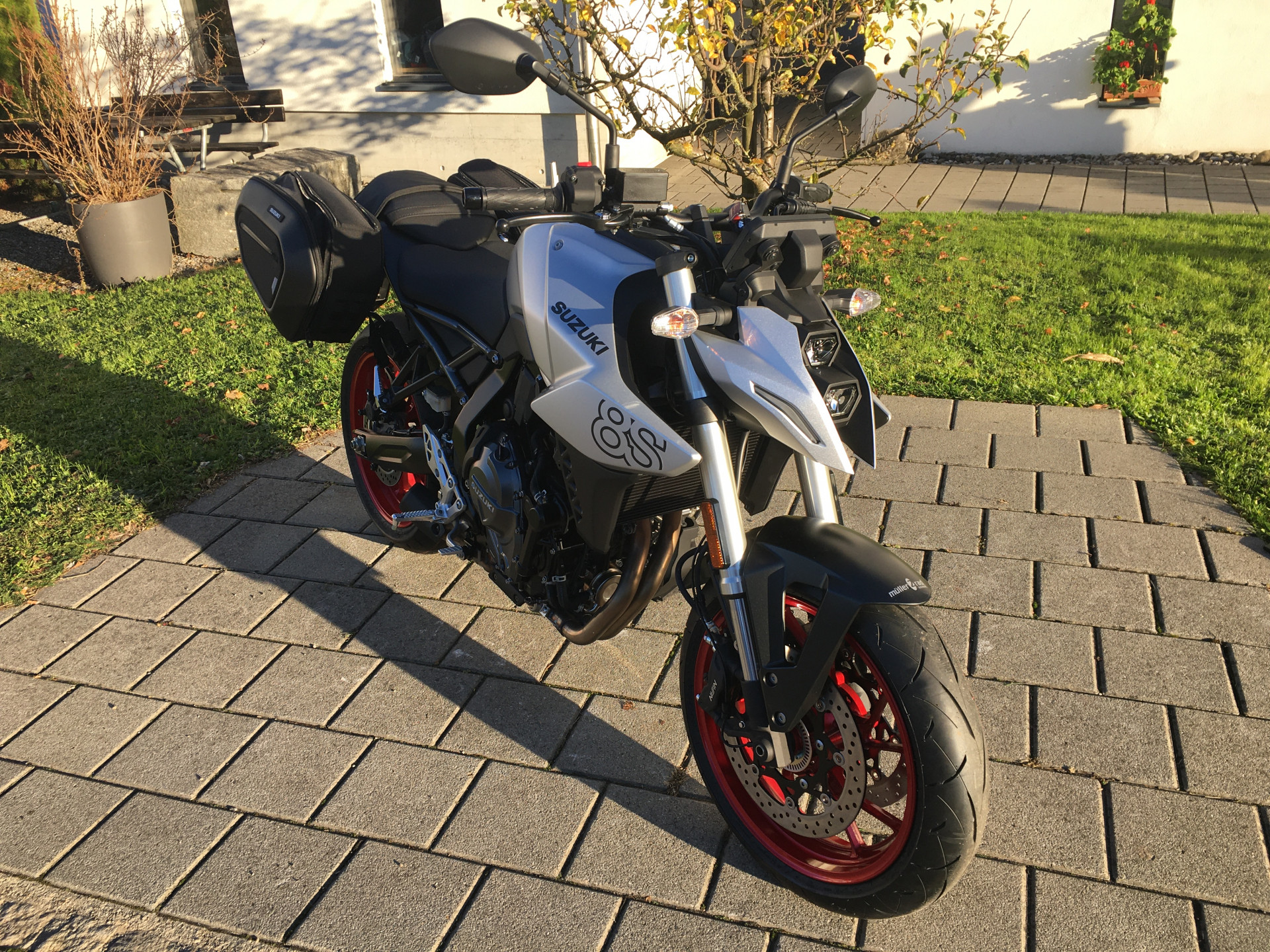 SUZUKI GSX-8S-showroom-element-2