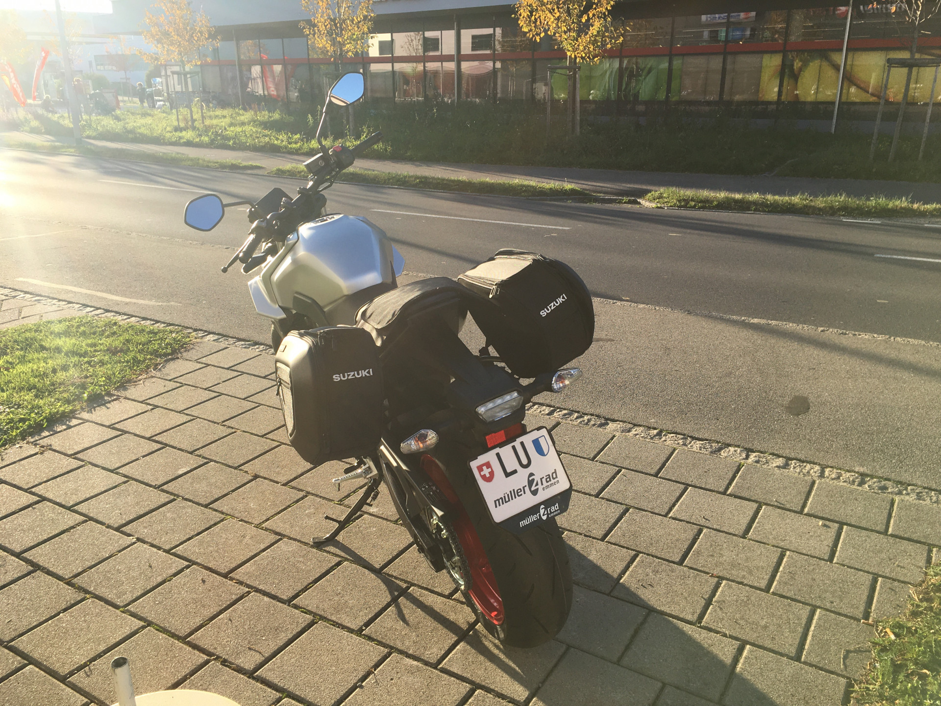 SUZUKI GSX-8S-showroom-element-3