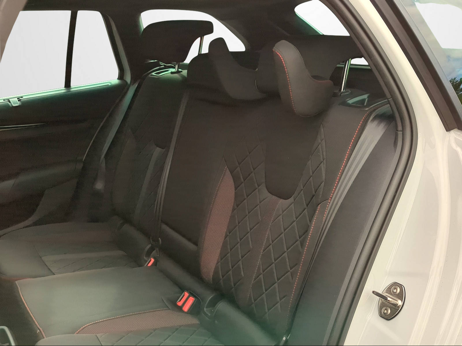 SKODA Octavia Combi 2.0 TSI DSG RS-image-14