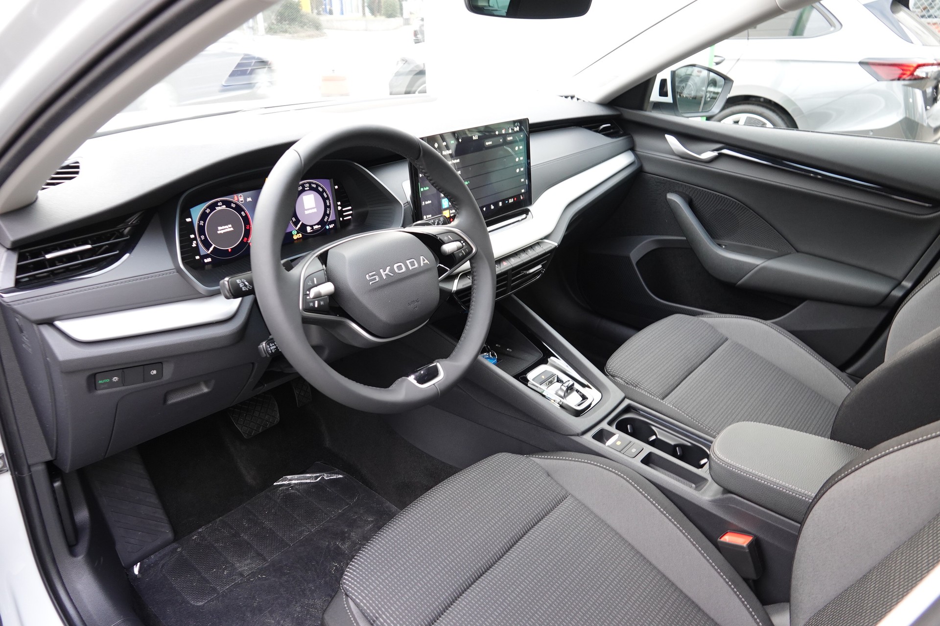 SKODA Octavia 1.5 TSI mHEV Sel.-image-8
