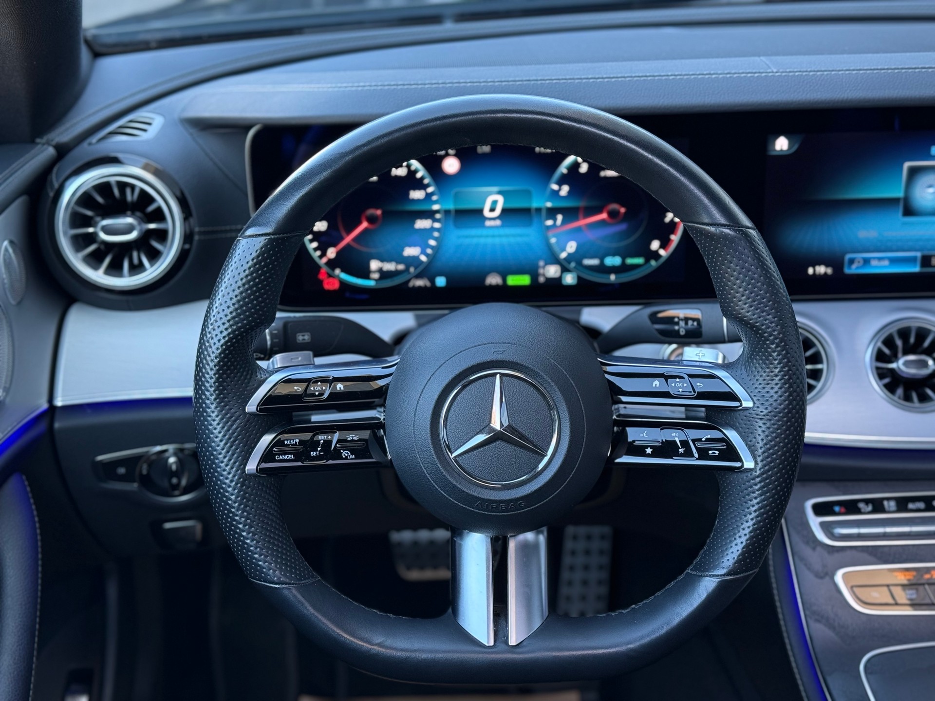 MERCEDES-BENZ E 200 Coupé AMG Line 9G-Tronic-image-16
