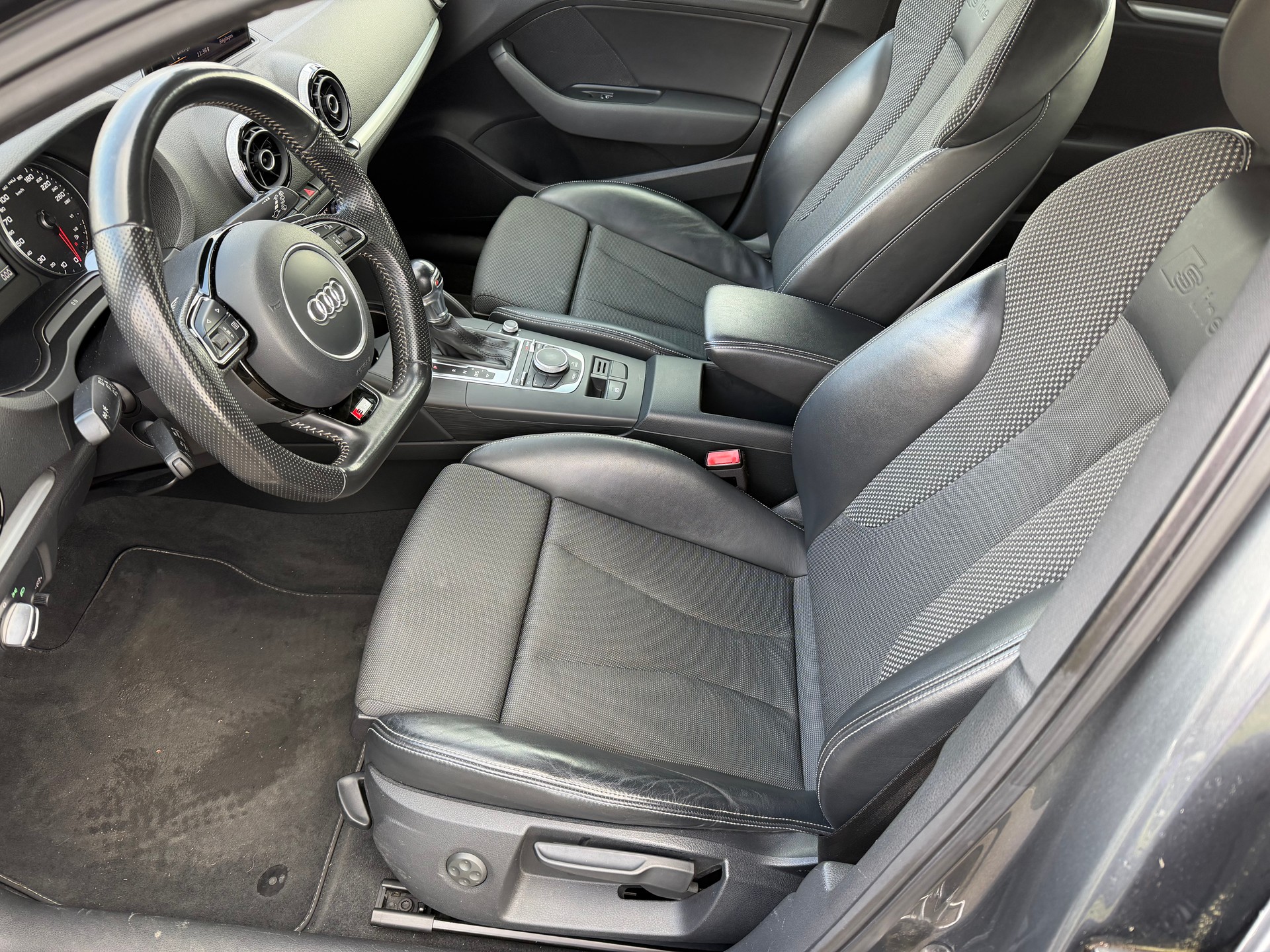 AUDI A3 1.4 TFSI Ambition S-tronic-image-8