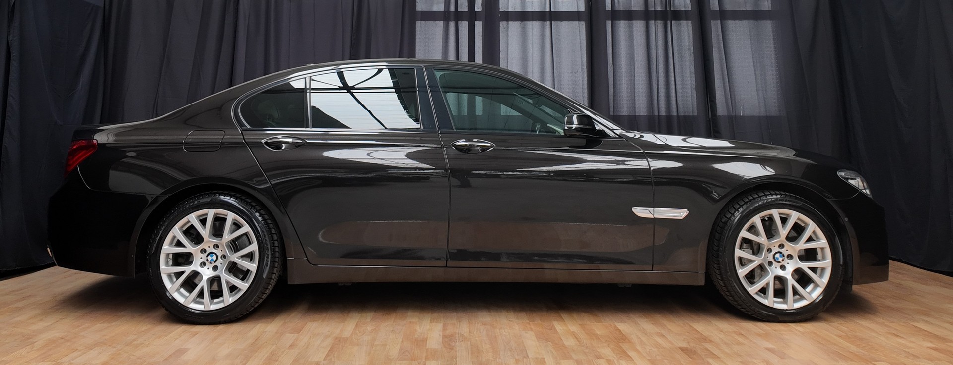 BMW 750i xDrive M-Sportpaket-image-3
