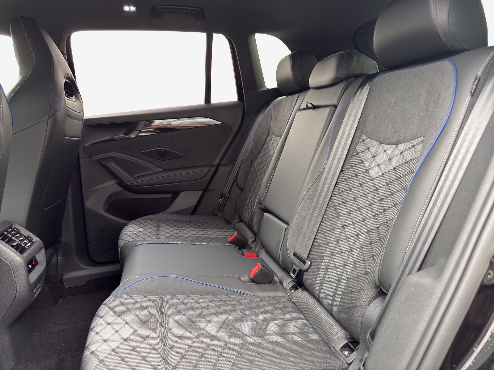 VW Tiguan 2.0 TDI SCR R-Line 4Motion DSG-image-11