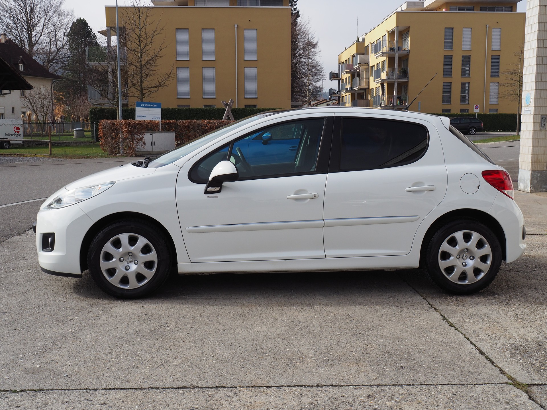 PEUGEOT 207 1.6 16V Allure Automatic-image-1