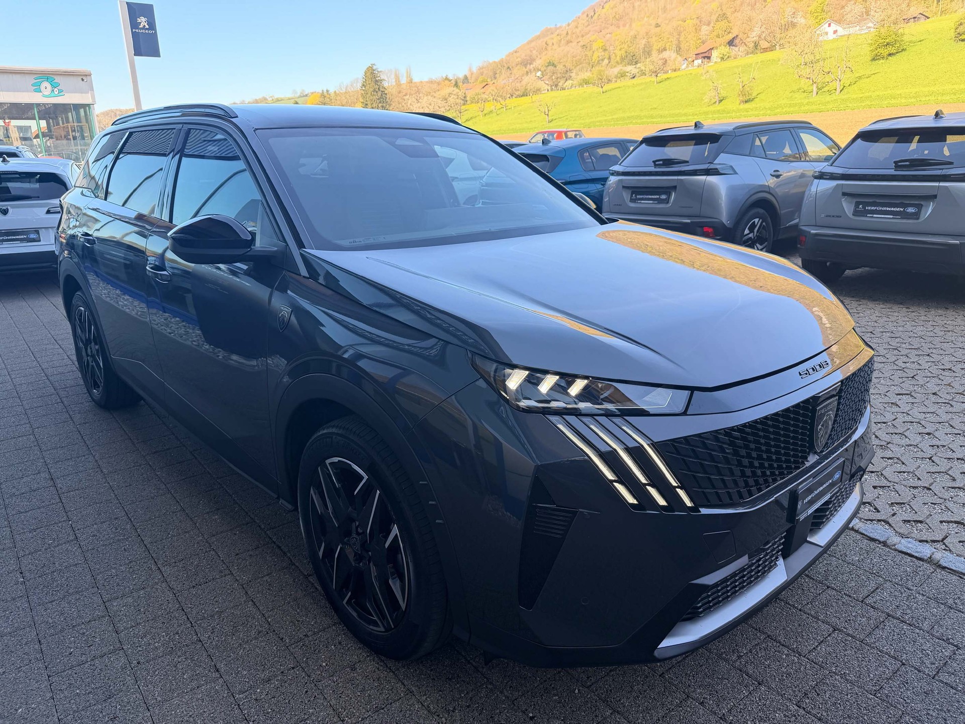 PEUGEOT 5008 1.2 Hybrid GT *5 Jahre Werksgarrantie*-image-3