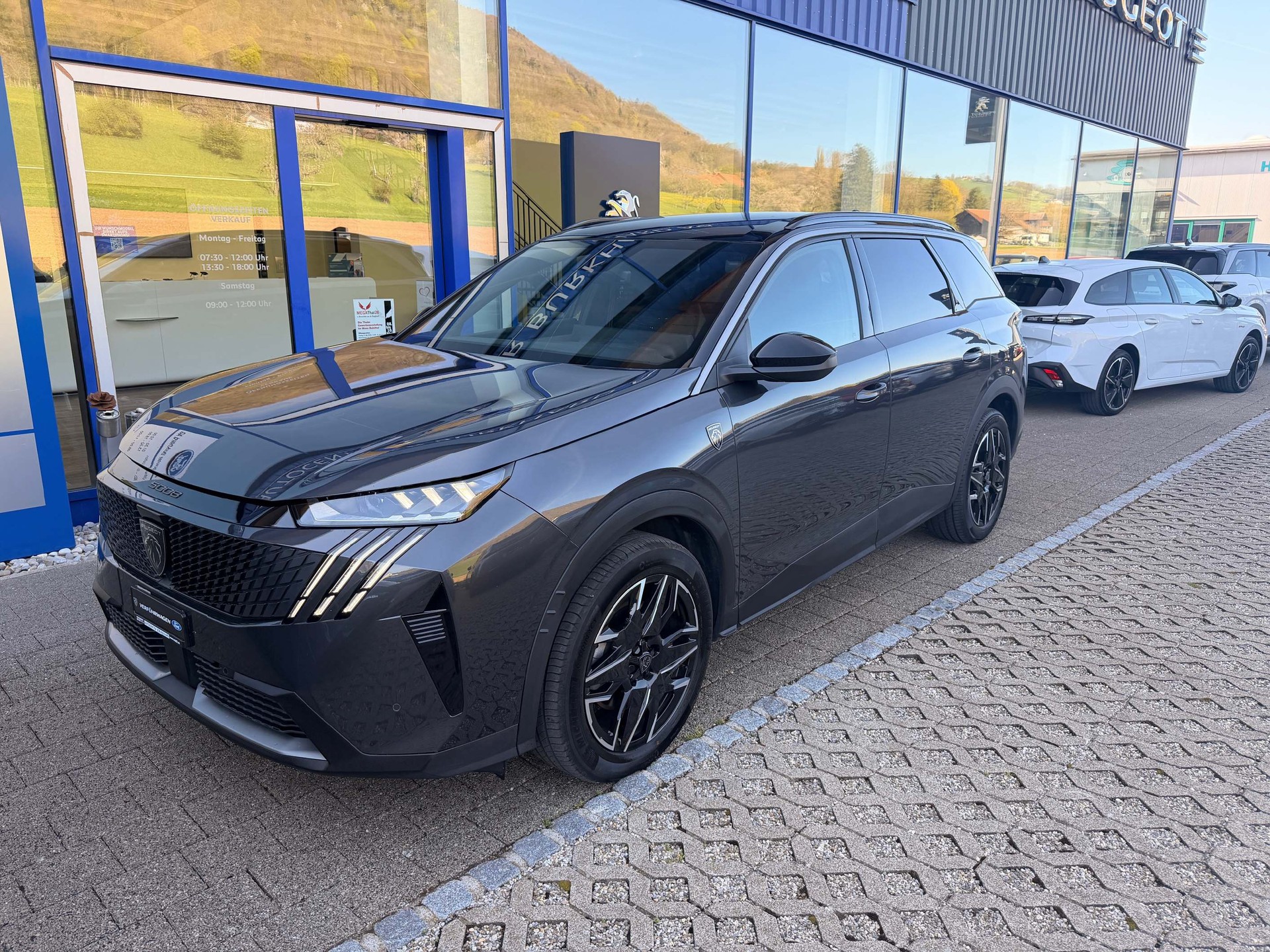 PEUGEOT 5008 1.2 Hybrid GT *5 Jahre Werksgarrantie*-image-1