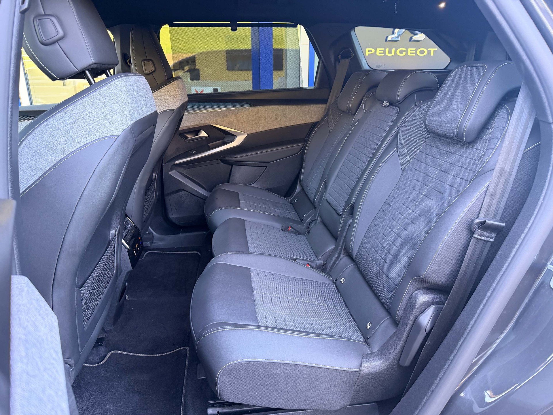 PEUGEOT 5008 1.2 Hybrid GT *5 Jahre Werksgarrantie*-image-9