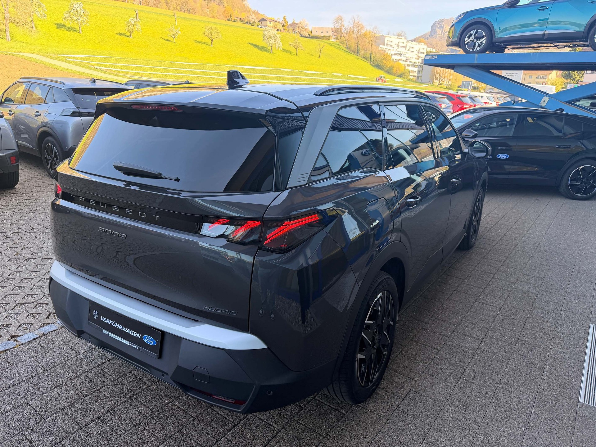 PEUGEOT 5008 1.2 Hybrid GT *5 Jahre Werksgarrantie*-image-4