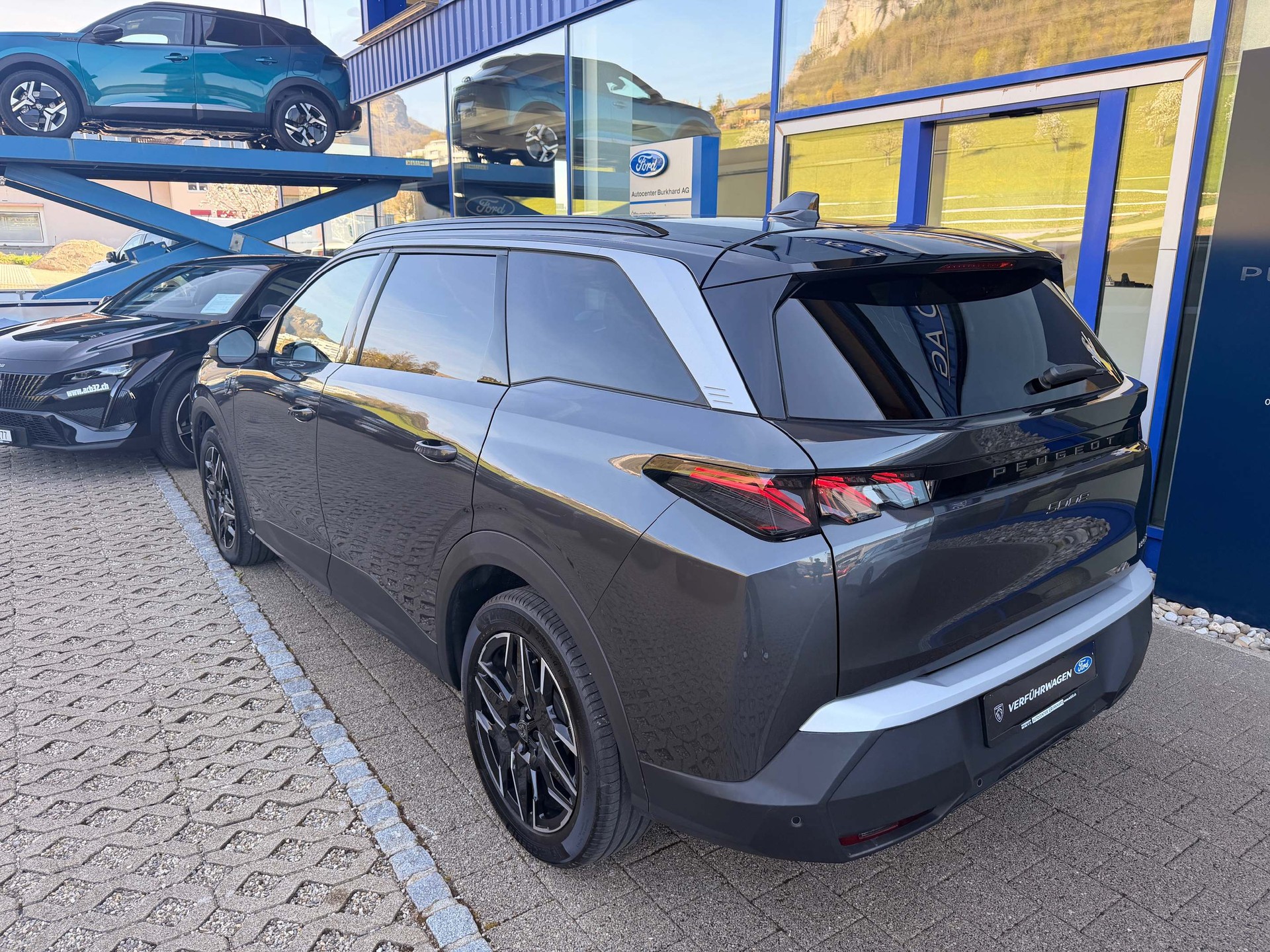 PEUGEOT 5008 1.2 Hybrid GT *5 Jahre Werksgarrantie*-image-6