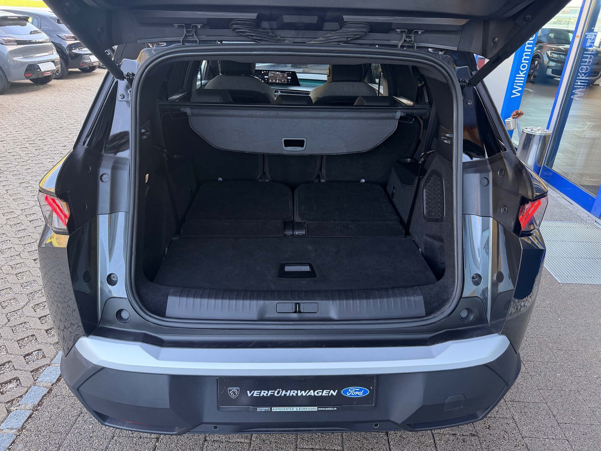 PEUGEOT 5008 1.2 Hybrid GT *5 Jahre Werksgarrantie*-image-7